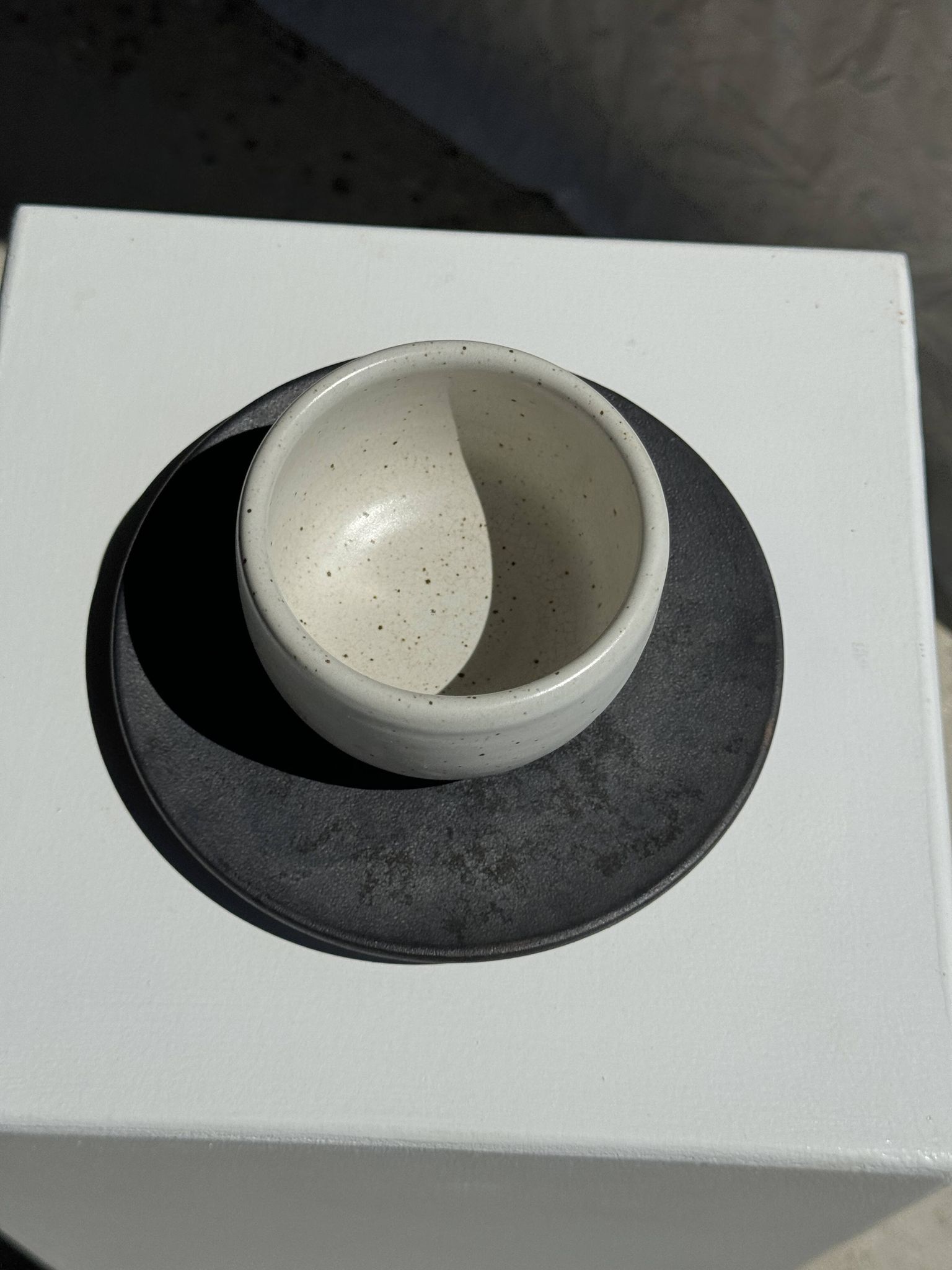 Tasse blanche en céramique indonésienne et soucoupe grise