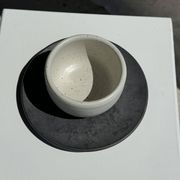 Tasse blanche en céramique indonésienne et soucoupe grise