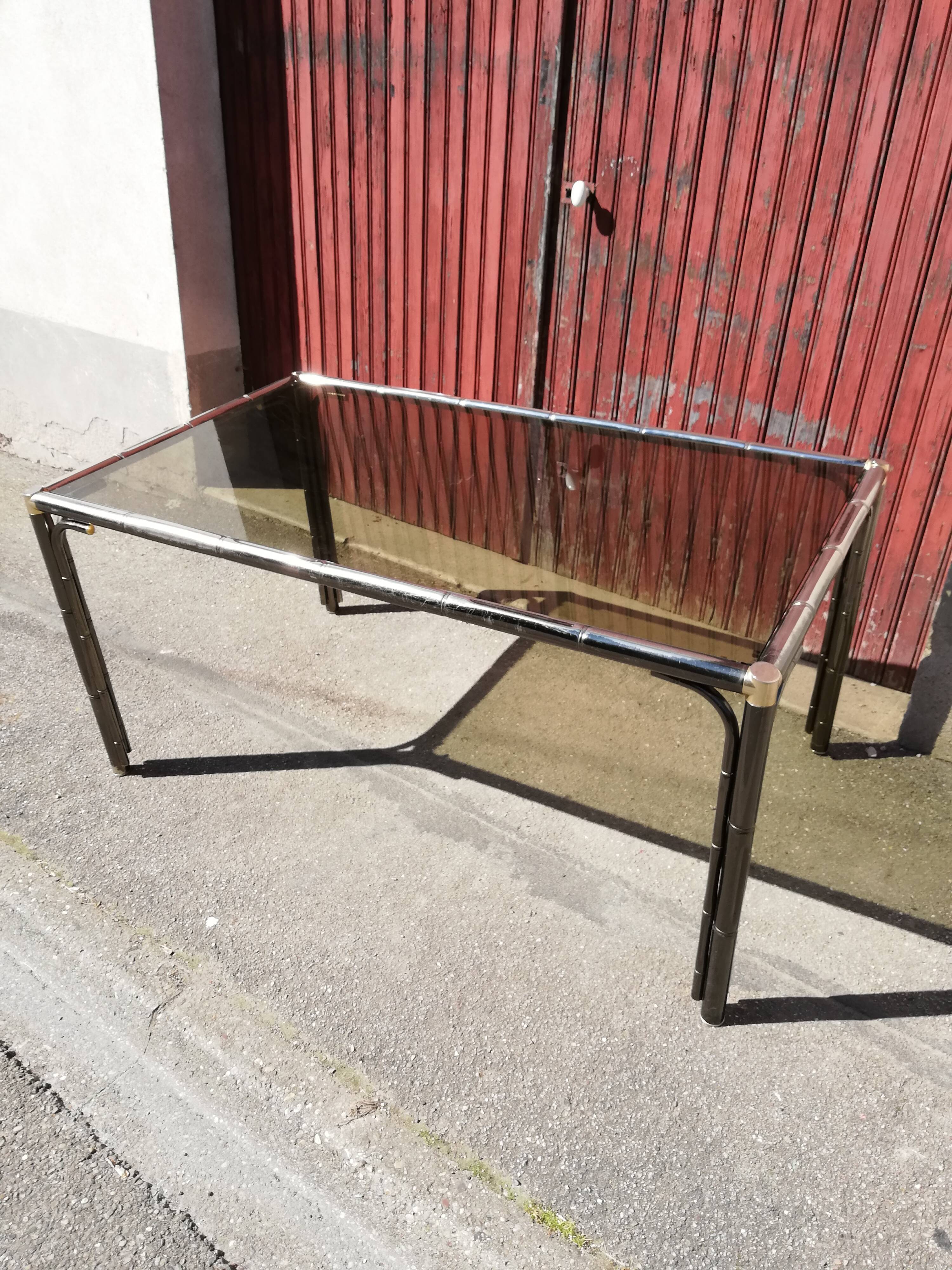 Table patine canon de fusil plateau verre fumé