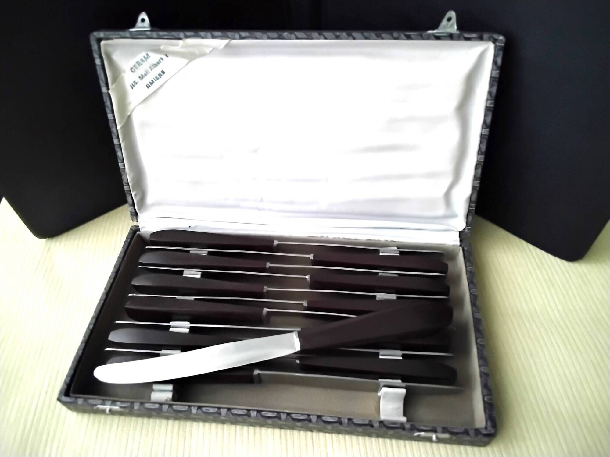 Box of 12 vintage table knives in stainless steel and brown bakelite