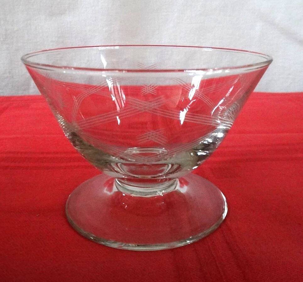 8 crystal champagne coupes