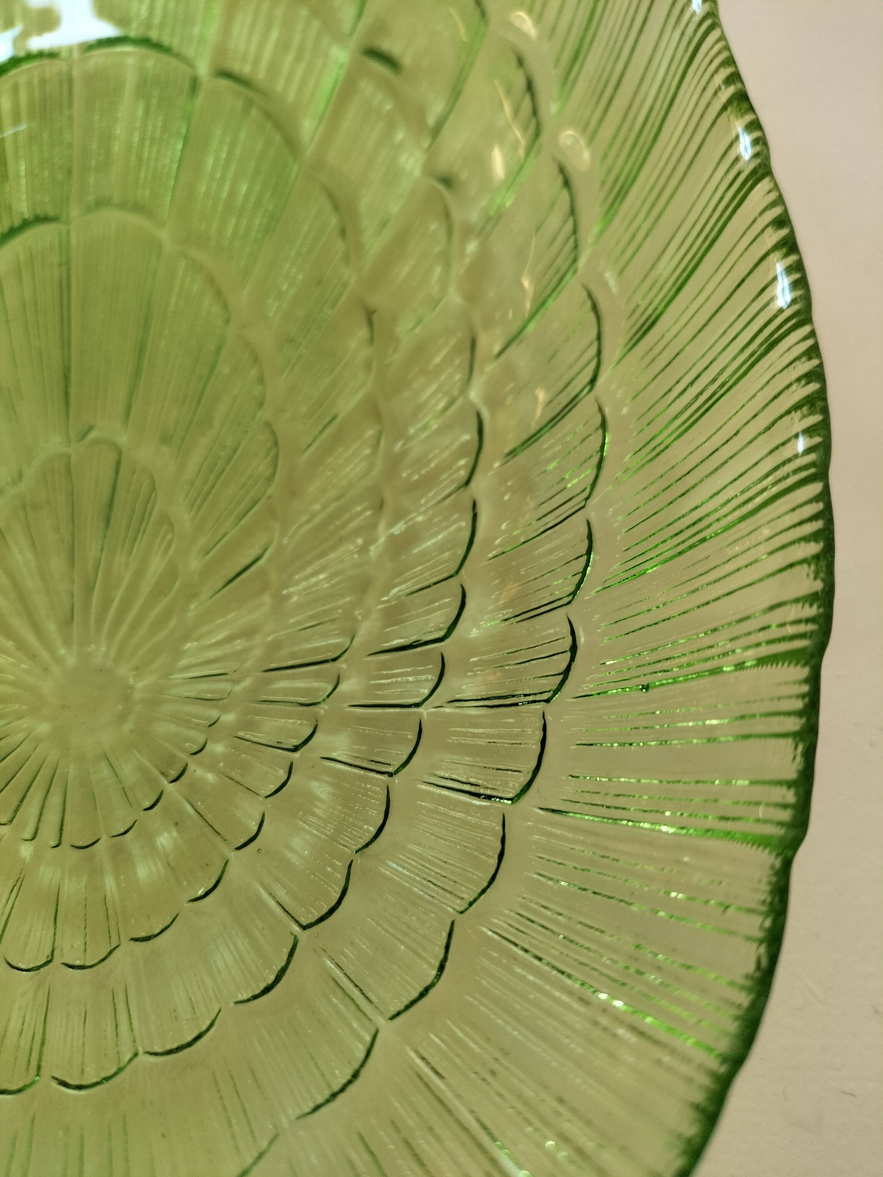 Oval glass shell-shaped dish