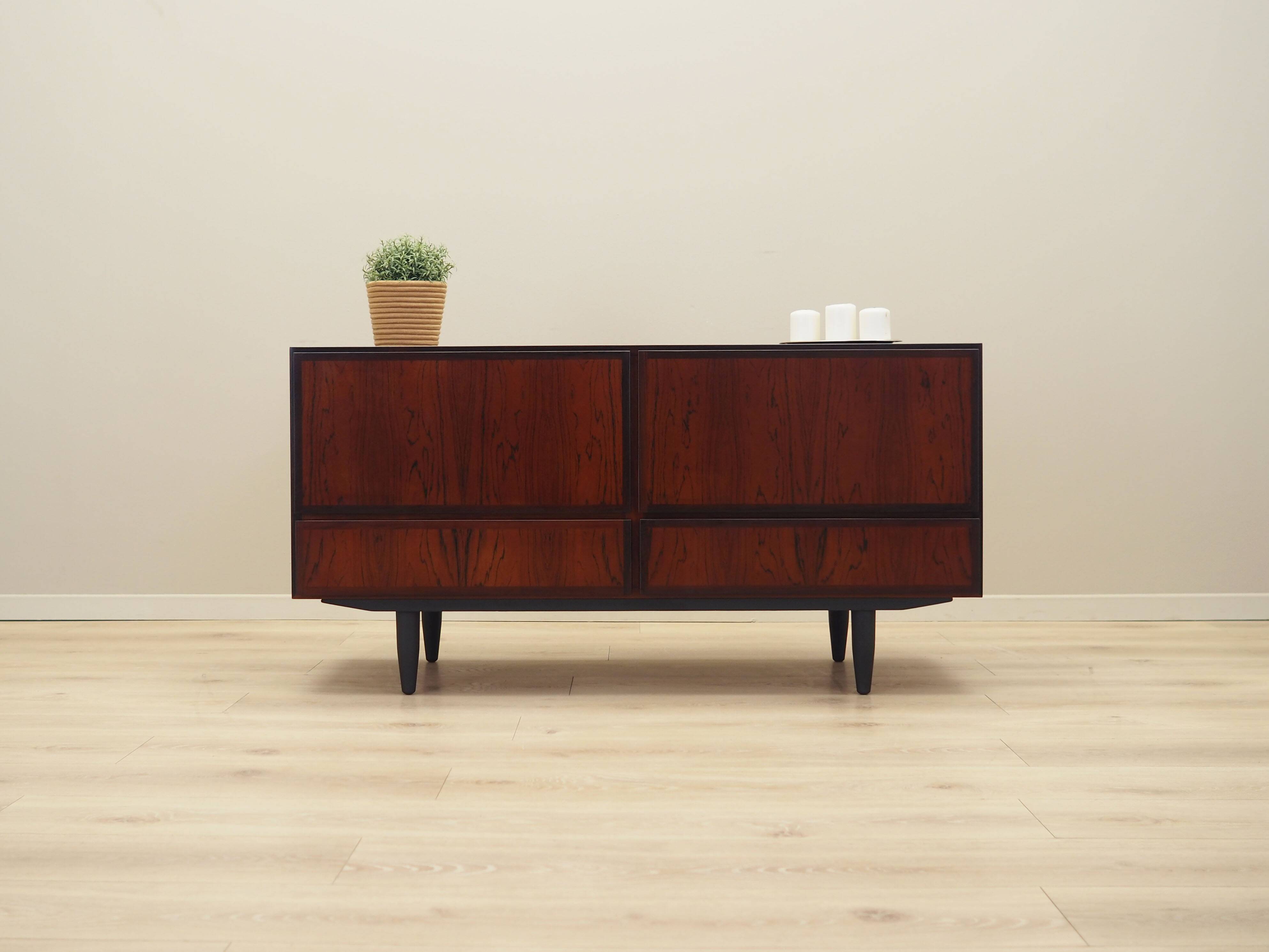 Commode en palissandre, design danois, années 1970, fabricant : Omann Jun