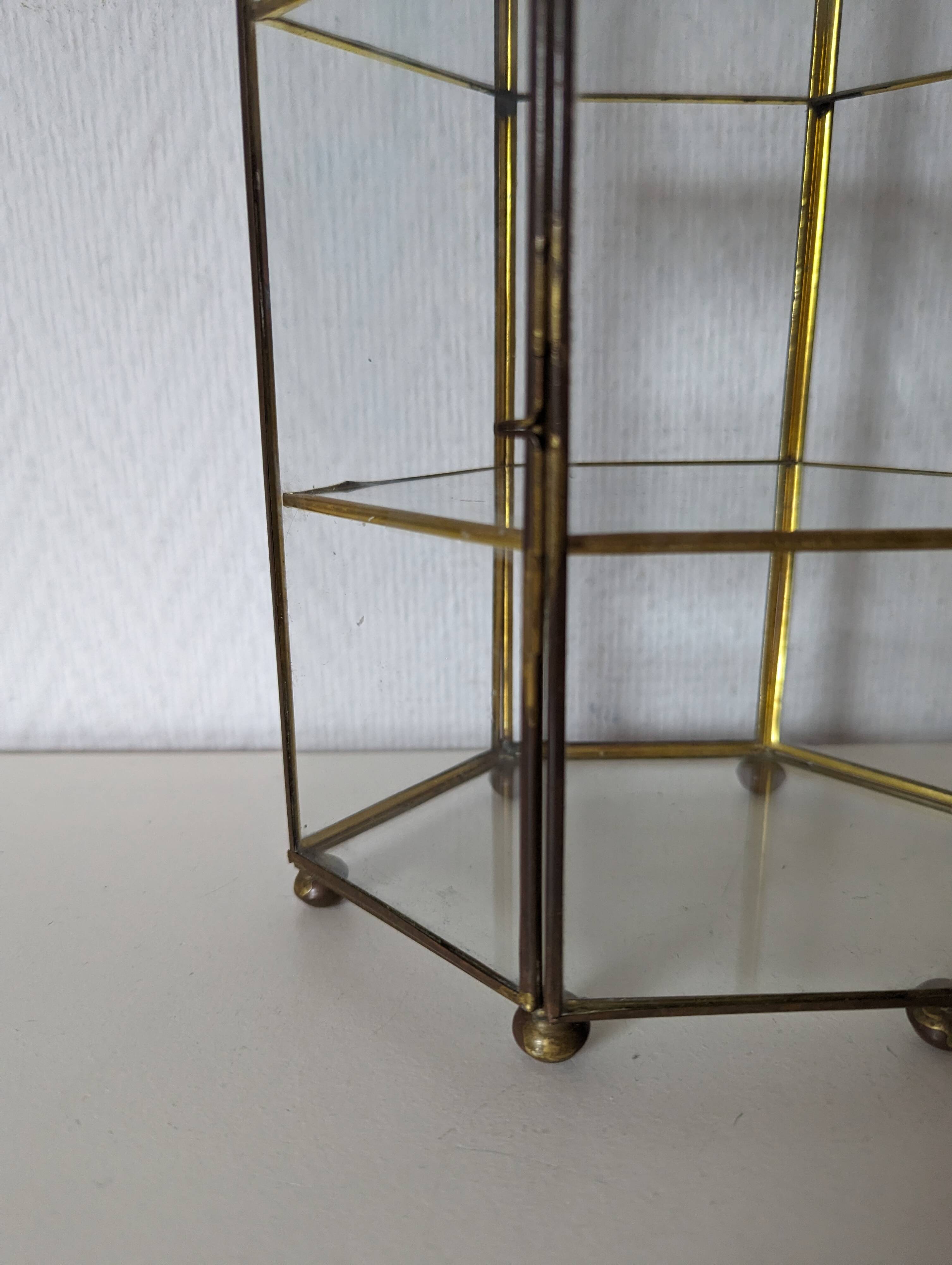 Vitrine pour miniatures, armoire en verre et laiton