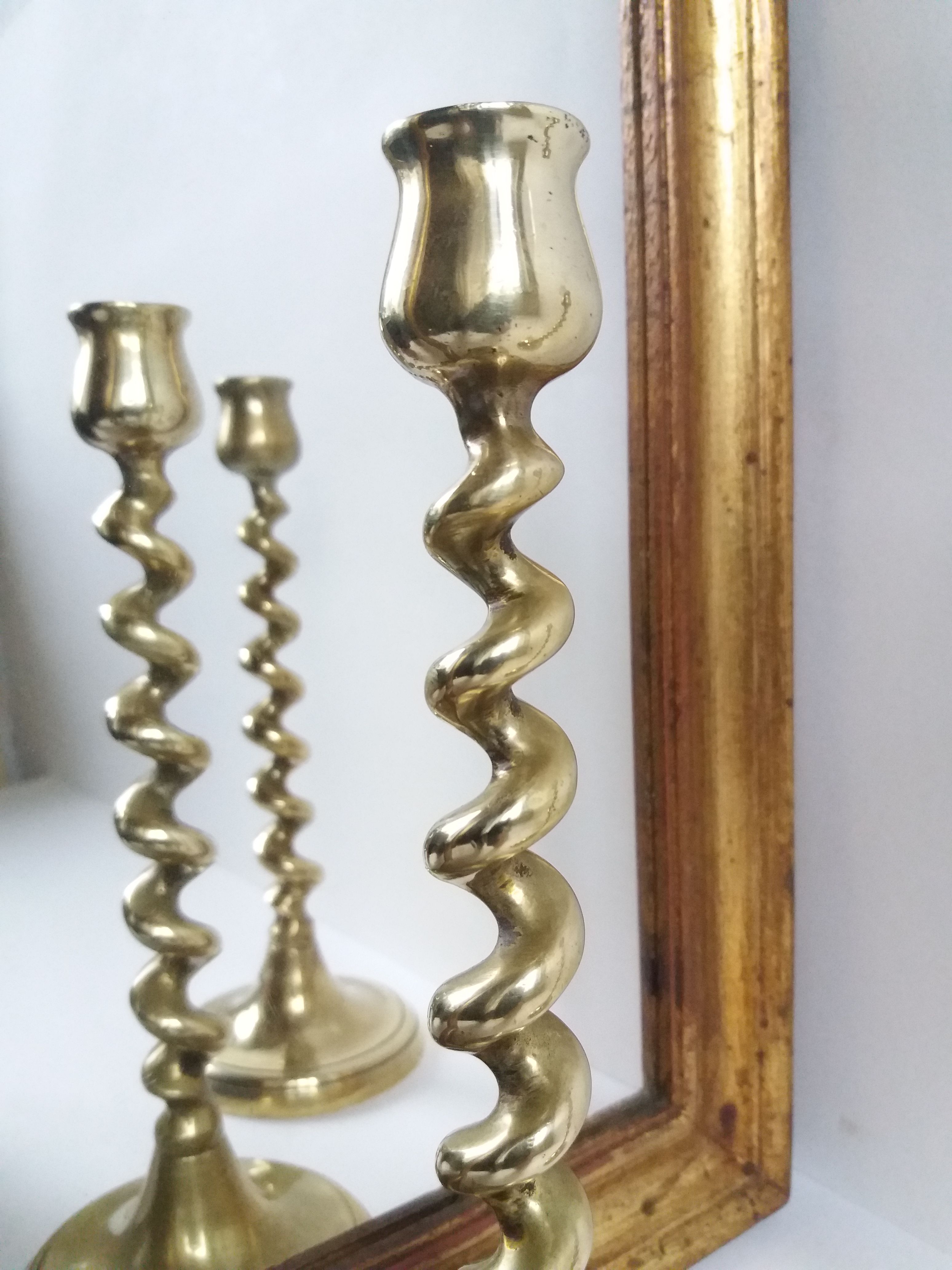 Paire de bougeoirs spirale laiton doré