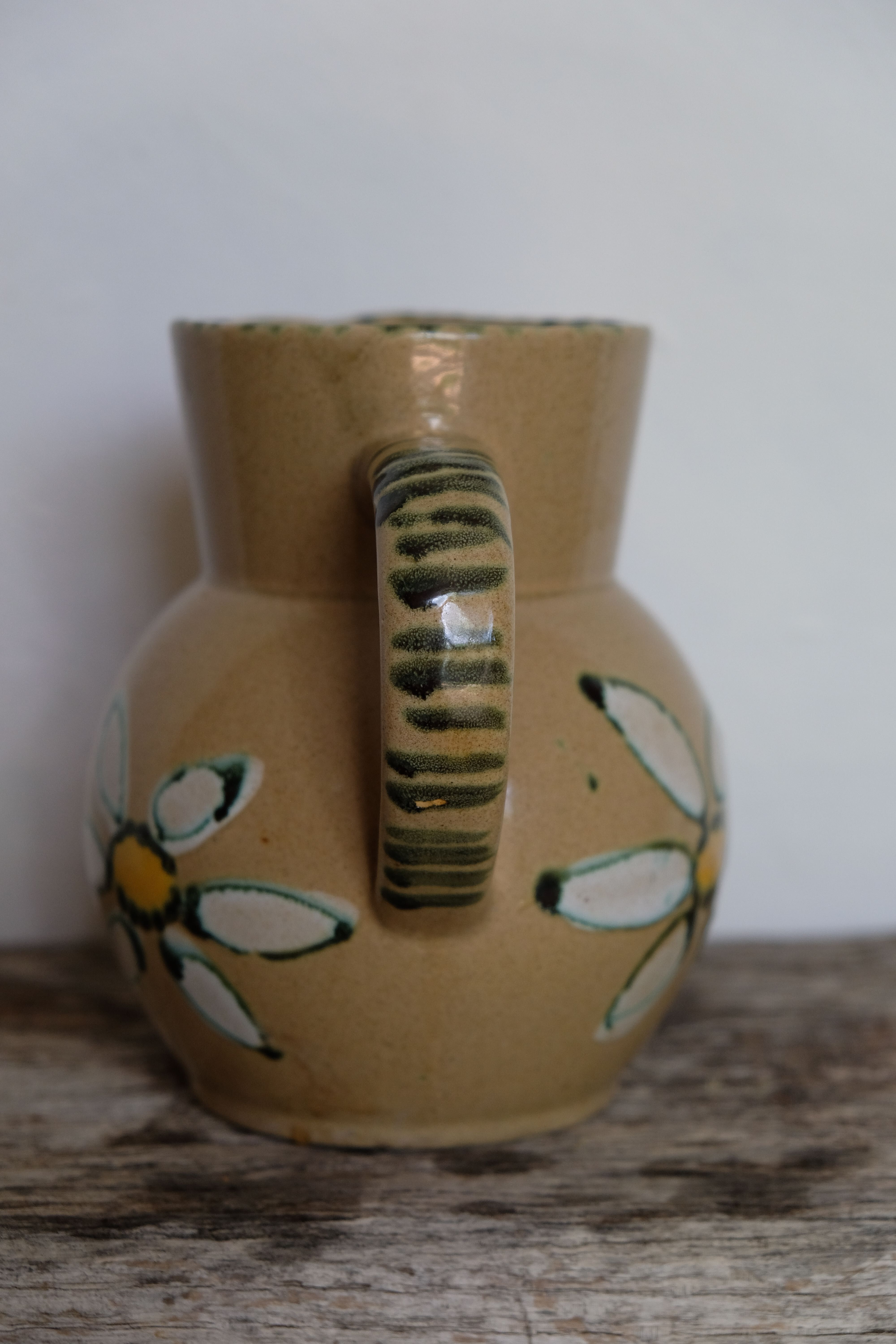 Water pitcher vase old décor daisies