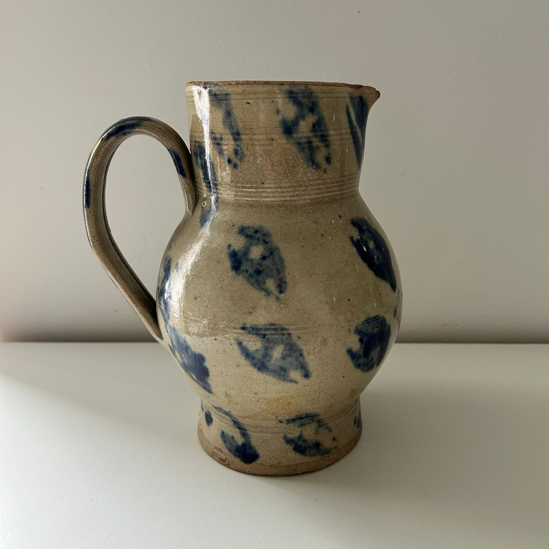 Pichet décor taches bleues