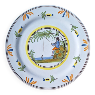 Assiette en faïence à décor de pecheur