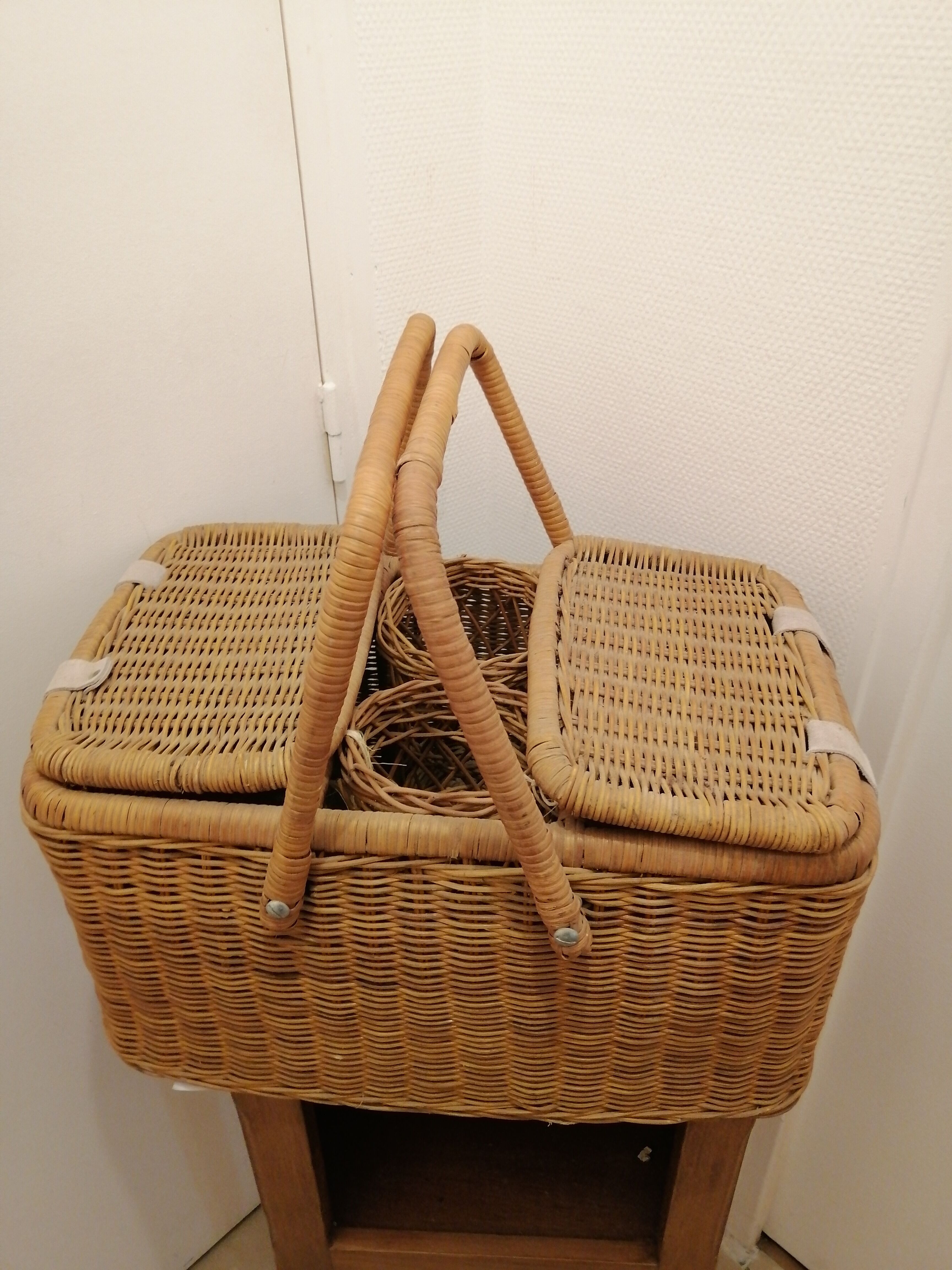 Picnic basket year 1960 vintage wicker