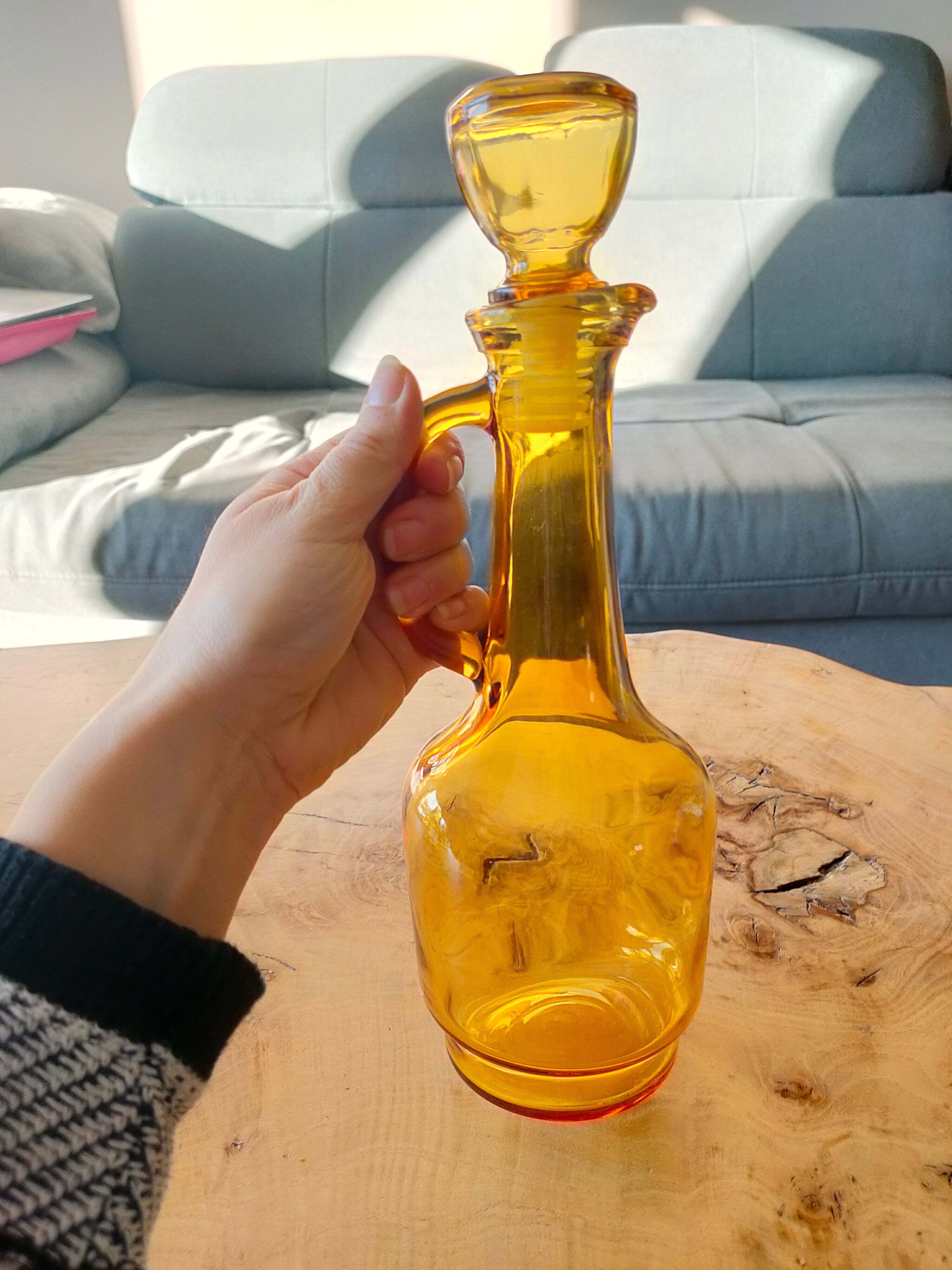 Carafe jaune avec anse et bec verseur