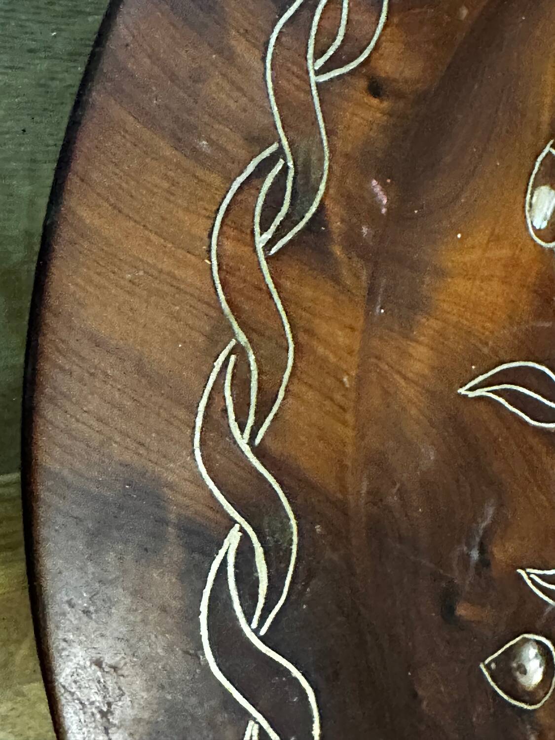 Wooden thuya catchall enhanced with metal wire and mother-of-pearl.