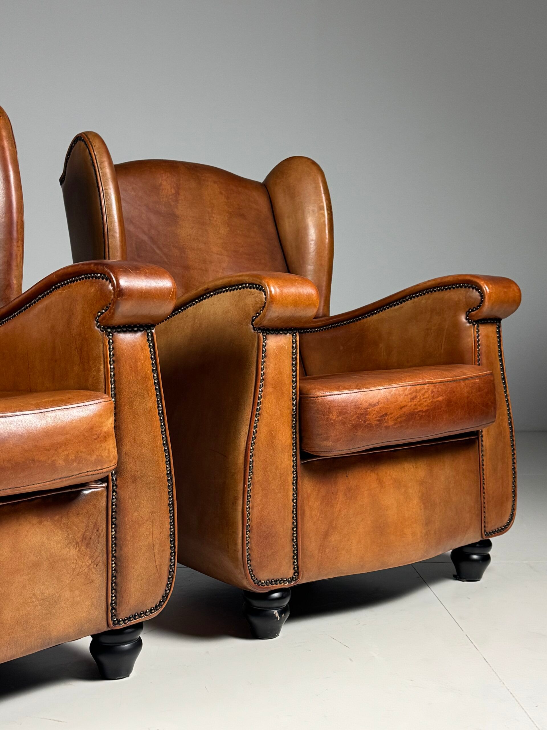 Set of 2 sheepskin club armchairs