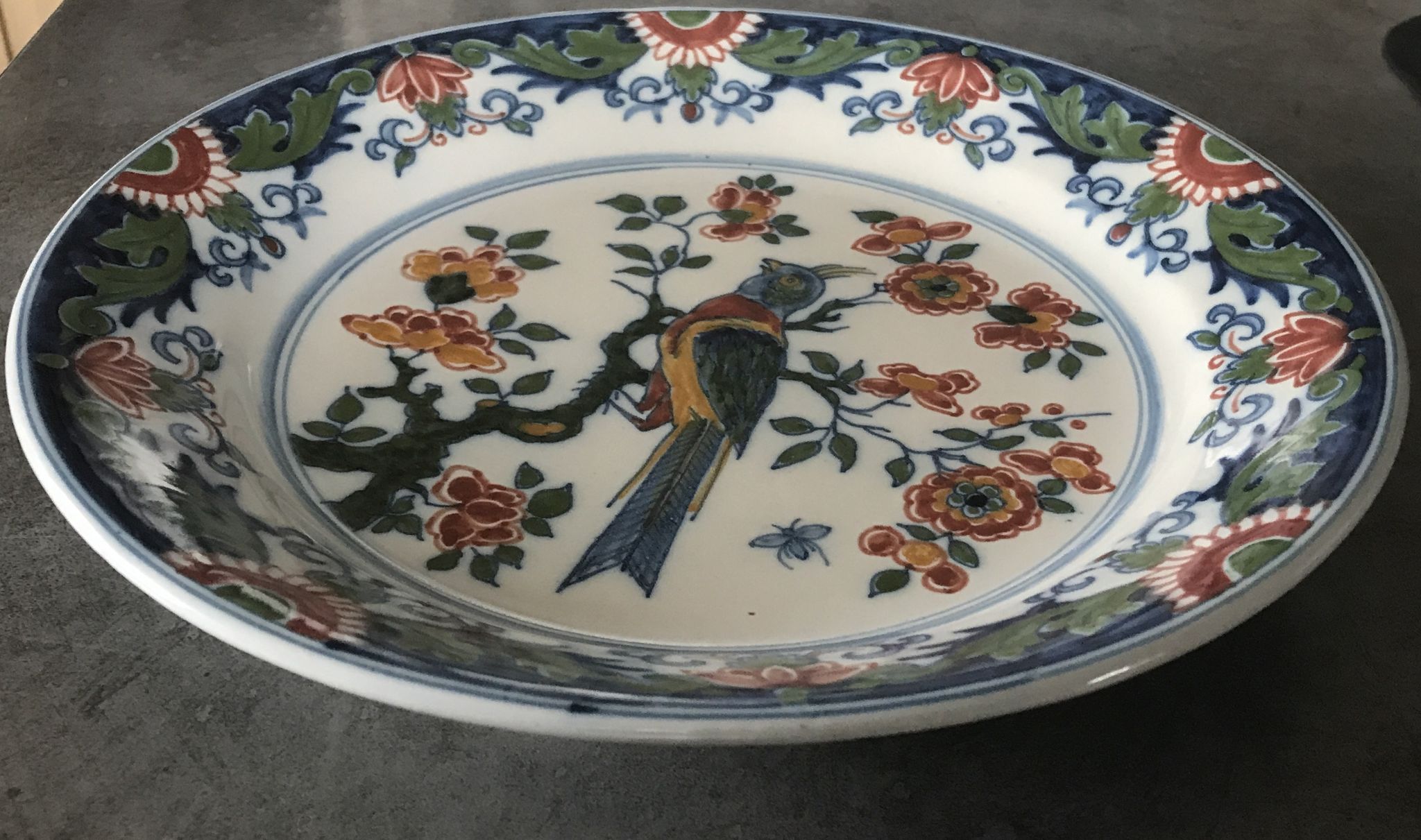 Assiette murale en faïence à décor de peinture de fleurs et oiseau 28 cm
