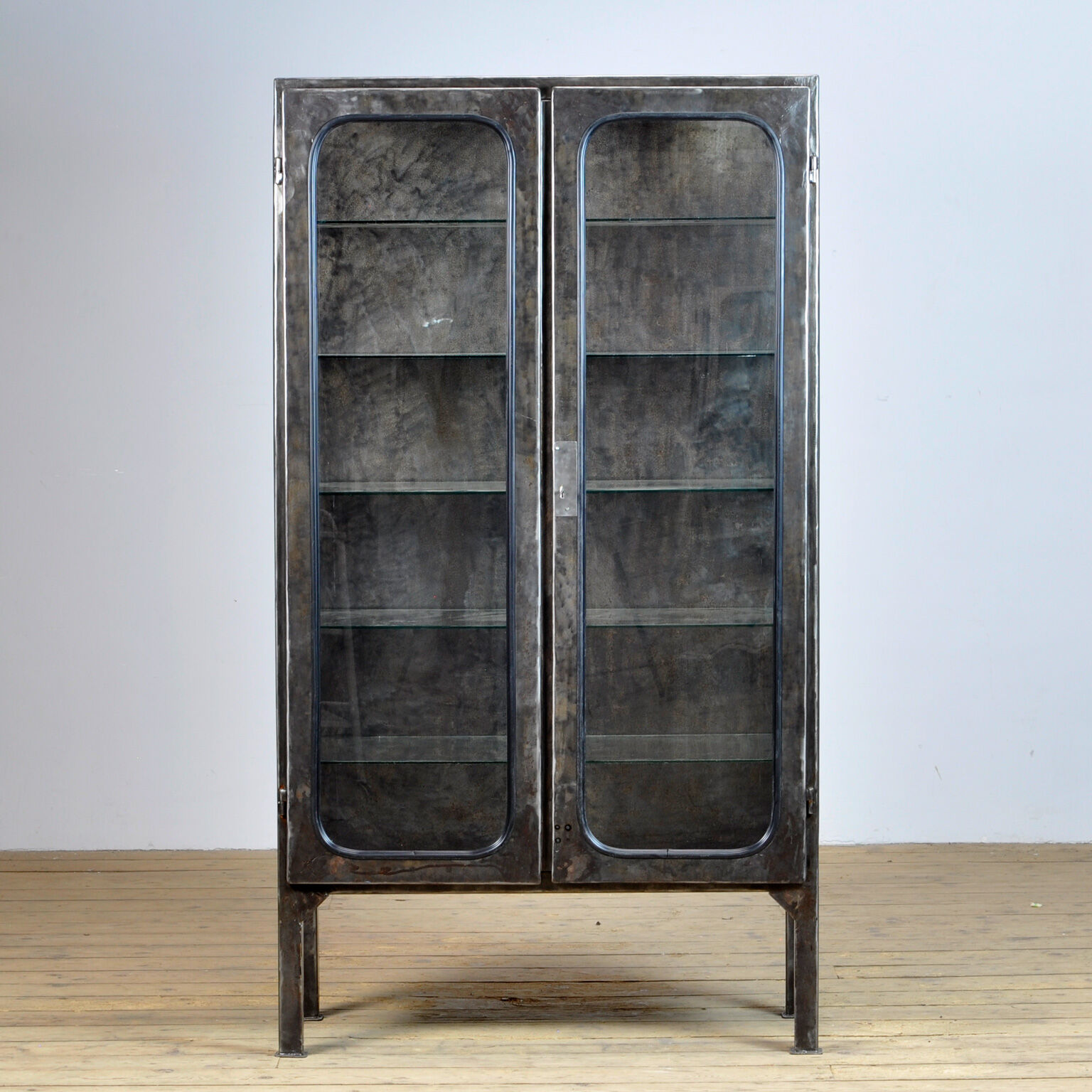 Armoire médicale vintage en verre et fer années 1970