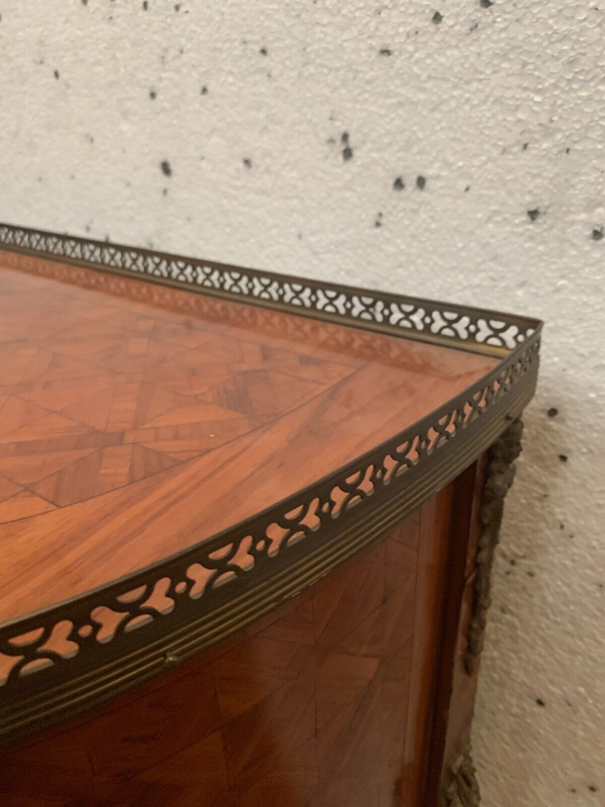 Commode demi lune de style Louis XV en marqueteriea fond de cubes XX siècle