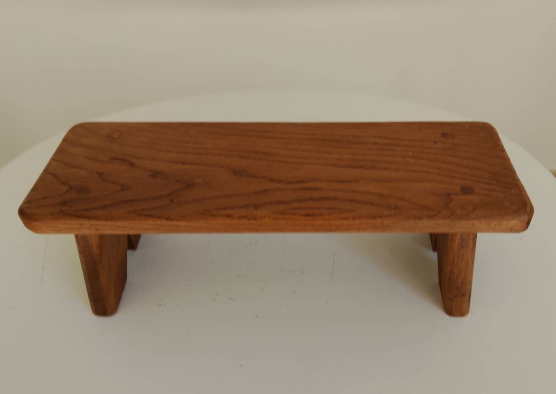 Tabouret petit banc brutaliste années 60 en chêne massif