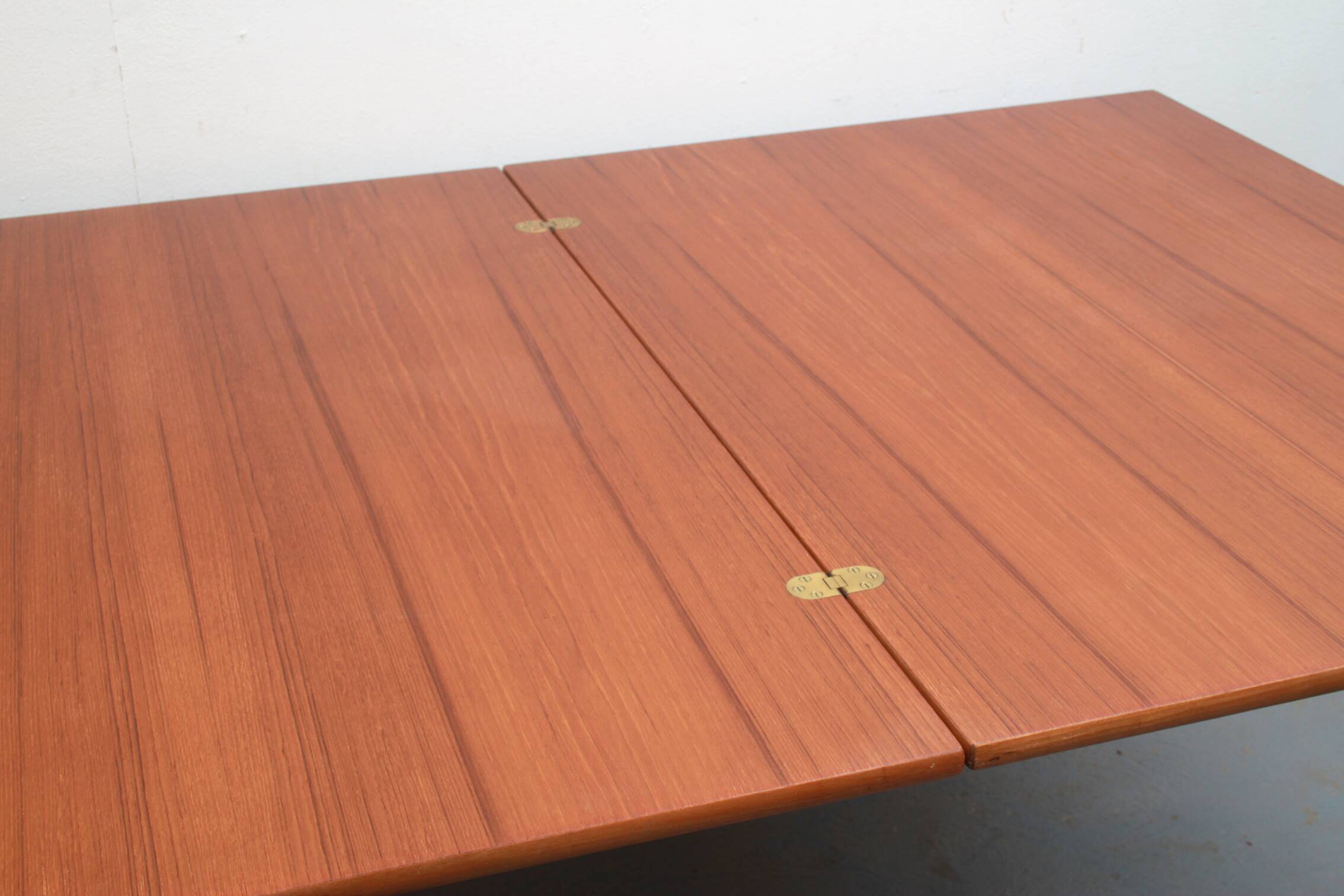 1960s extendible dining table in teakwood
