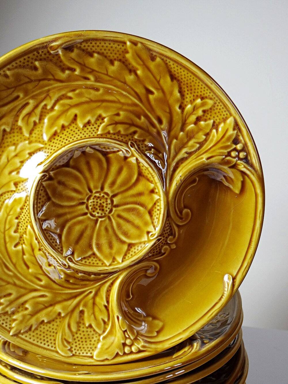Set of plates, artichoke dishes, mustard yellow earthenware Gien vintage
