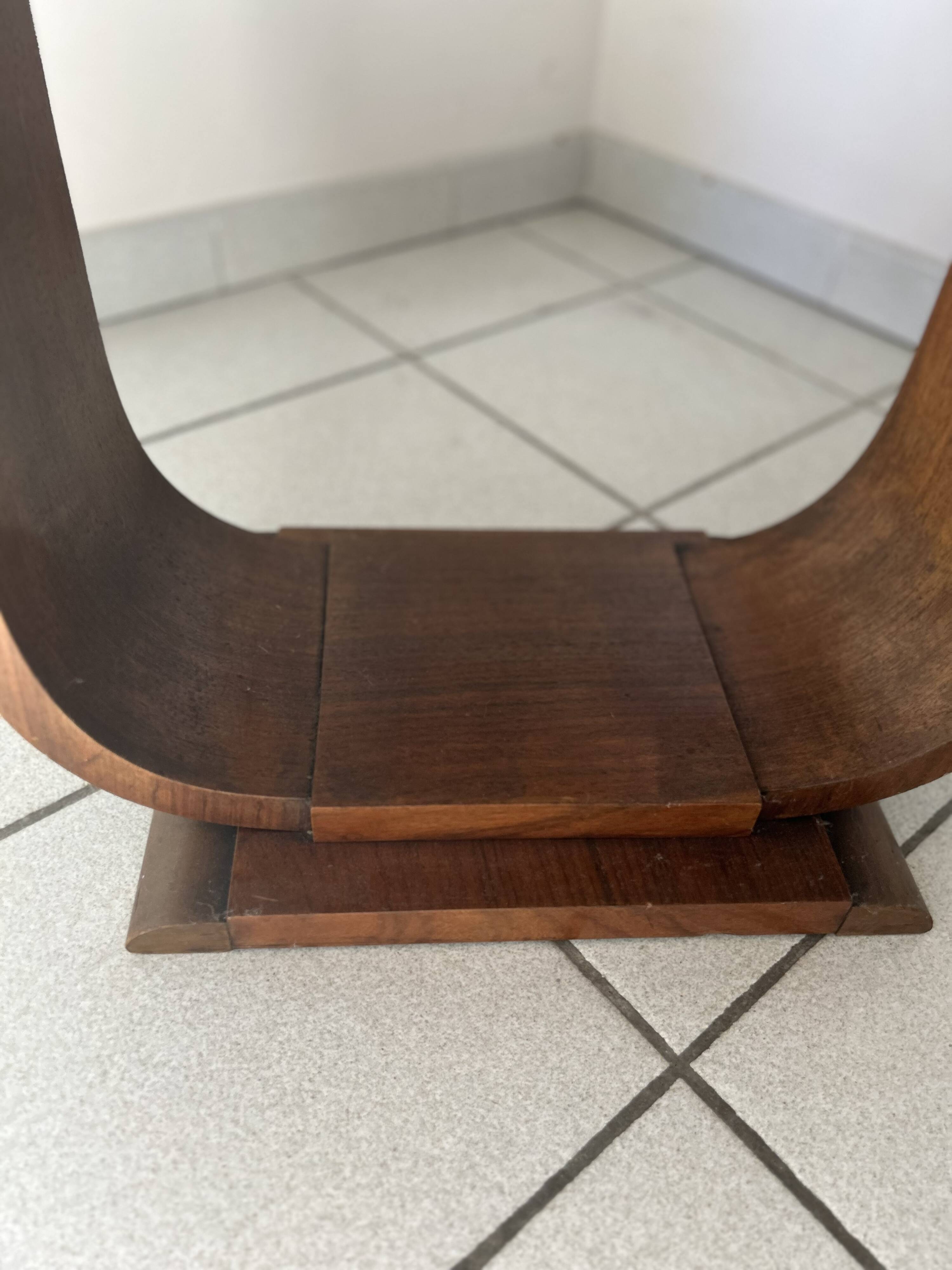 Round coffee table