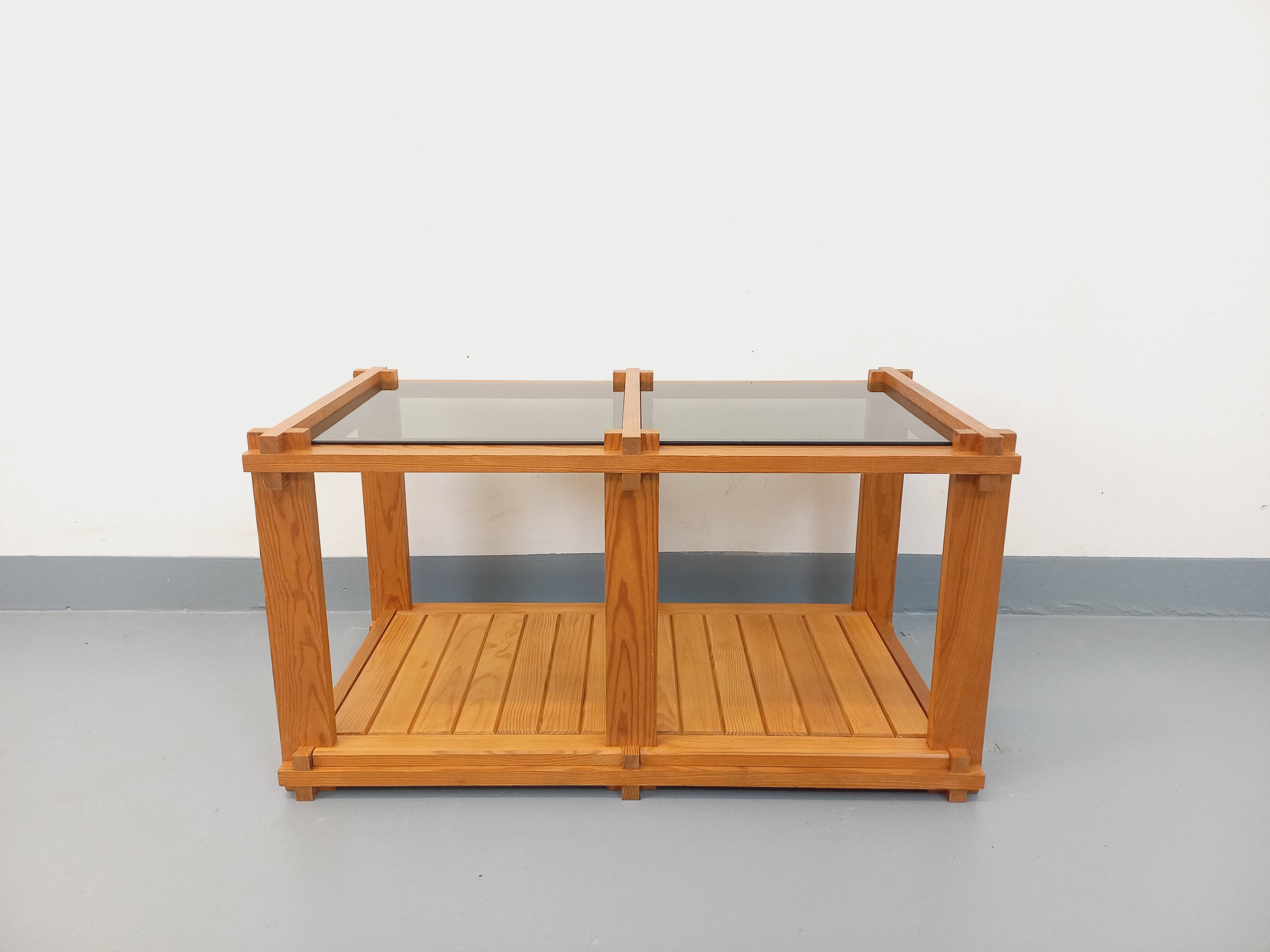Vintage rectangular coffee table in pine and smoked glass from the 70s and 80s.