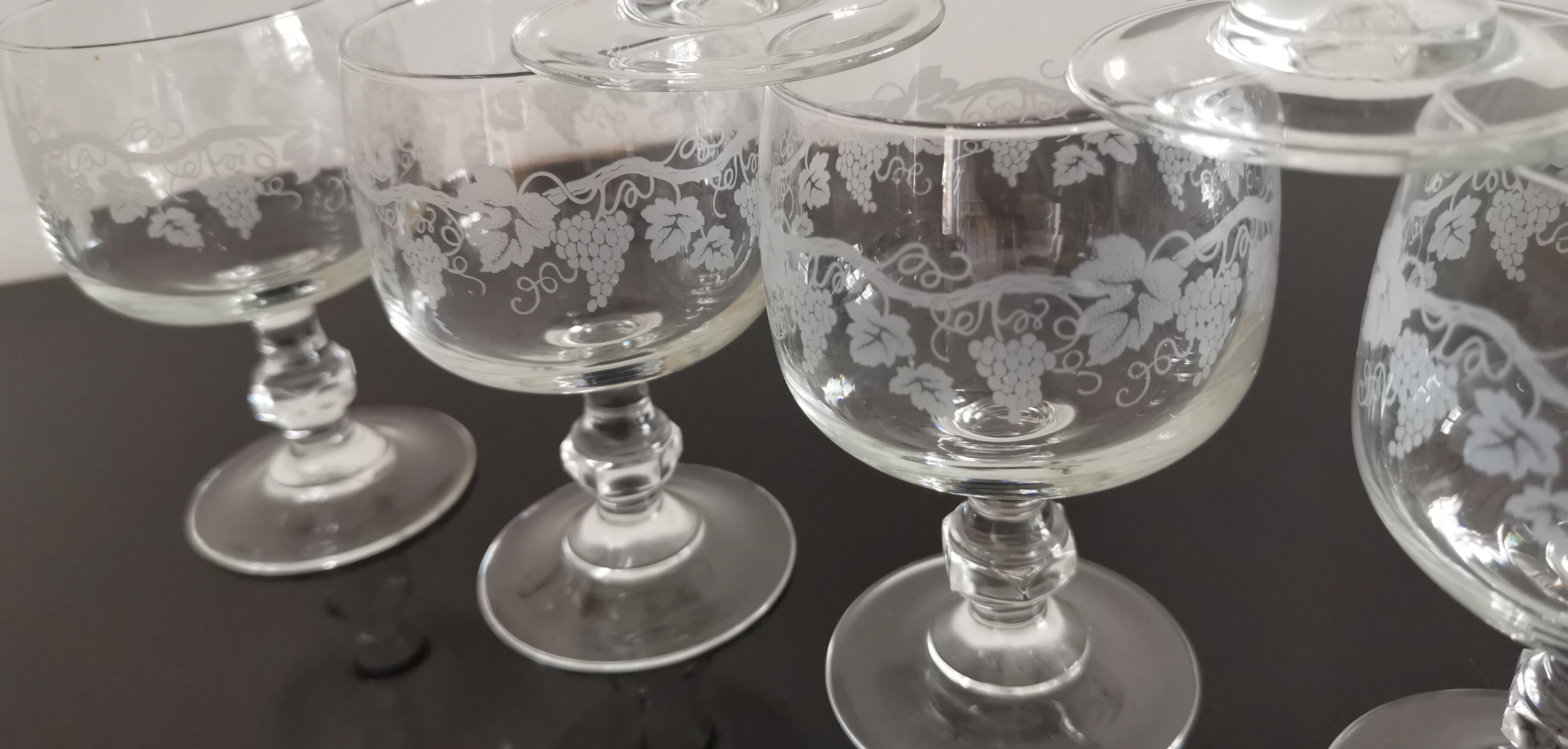 Set of 6 glasses on feet with water decoration grape and vine shoot