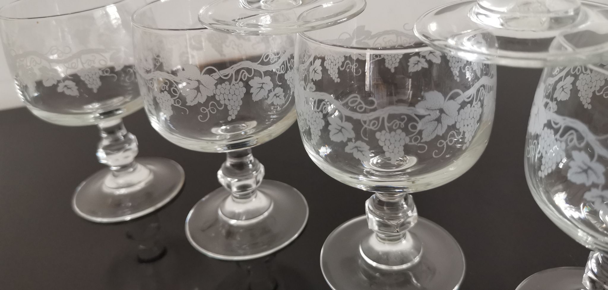 Set of 6 glasses on feet with water decoration grape and vine shoot