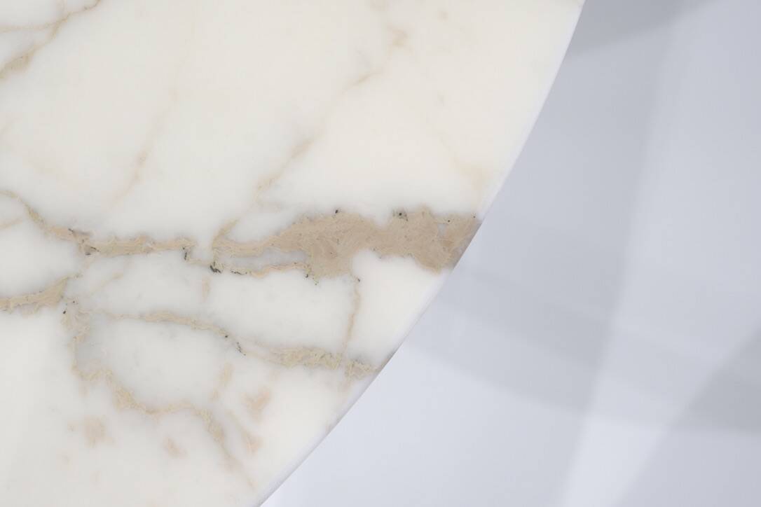 Tulip dining table in marble by Eero Saarinen for Knoll International.