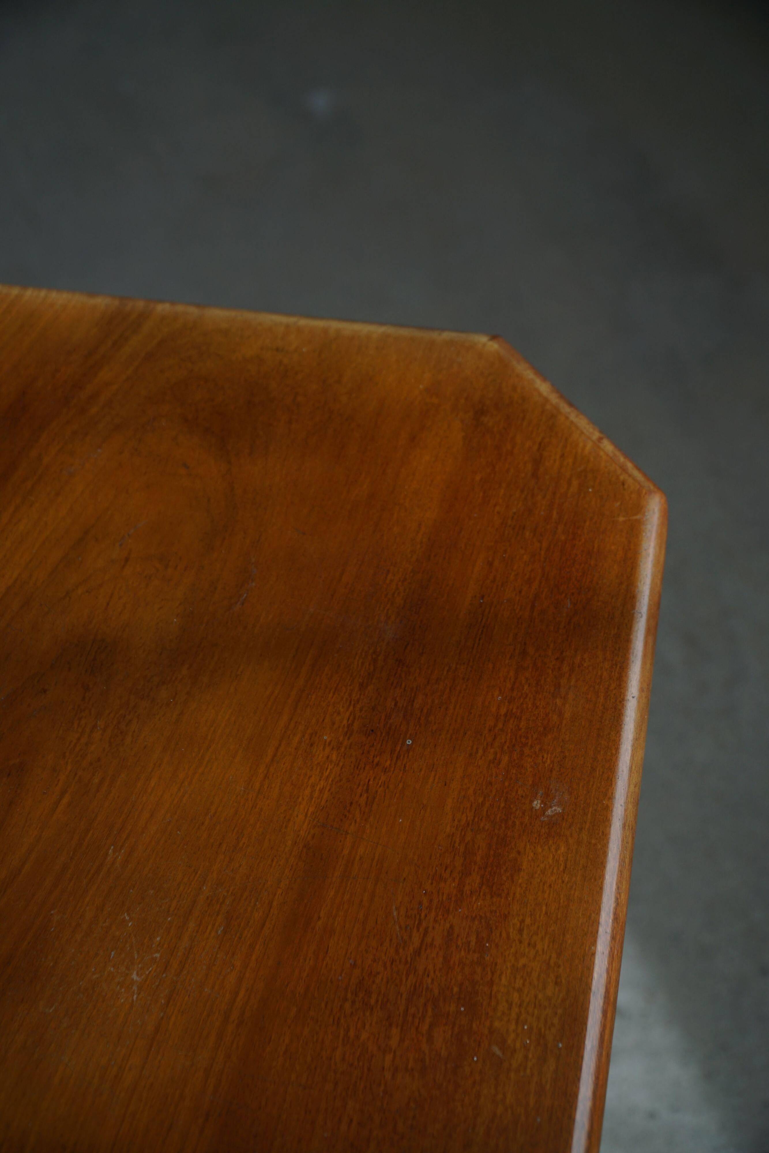 Pair of English side tables / pedestals, walnut wood, mid-century, 1940s.