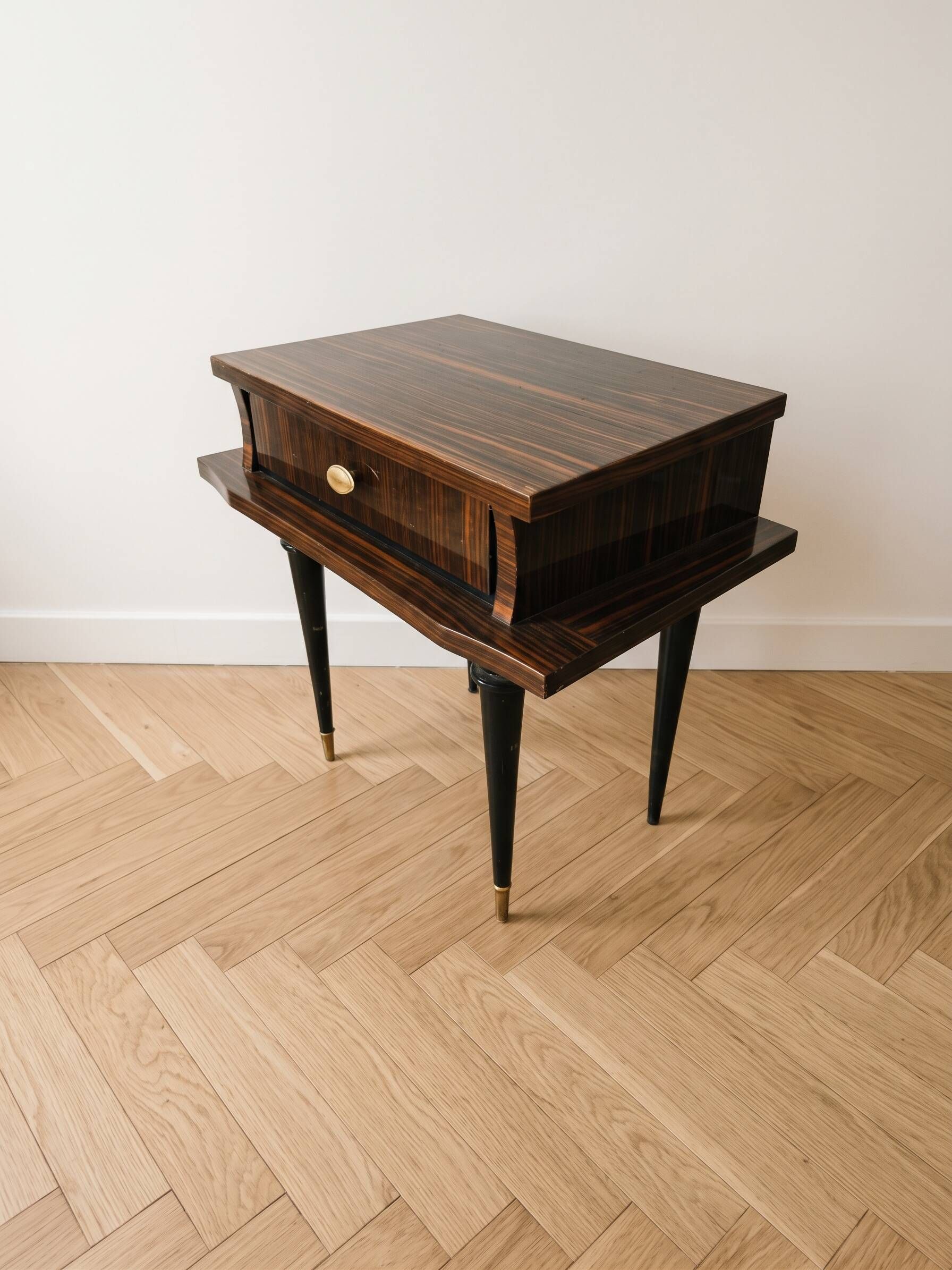 Table d'appoint années 50 en bois et placage strié