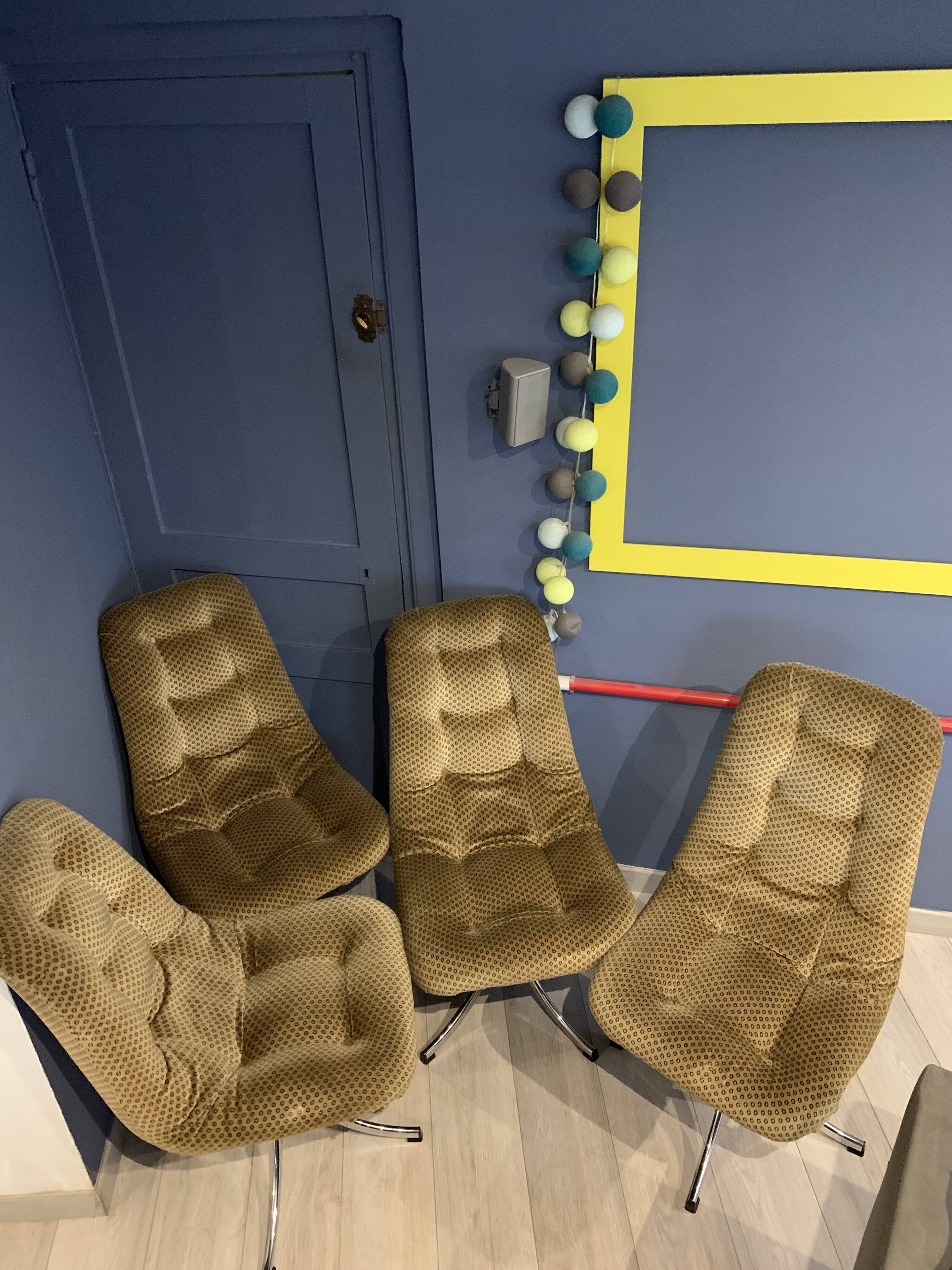 Lot 4 chaises années 70