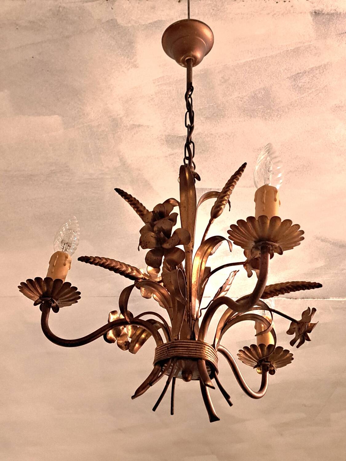 Chandelier with ears of wheat and flowers in gilded metal