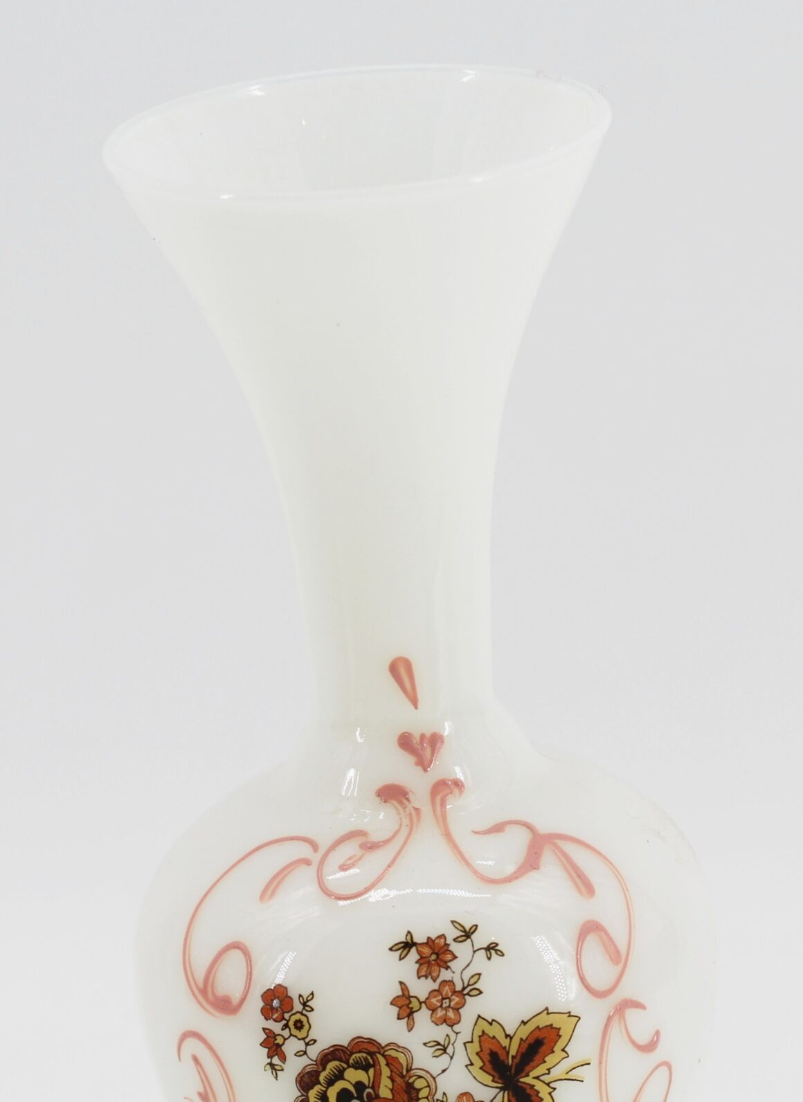 Vase in white opaline flowers