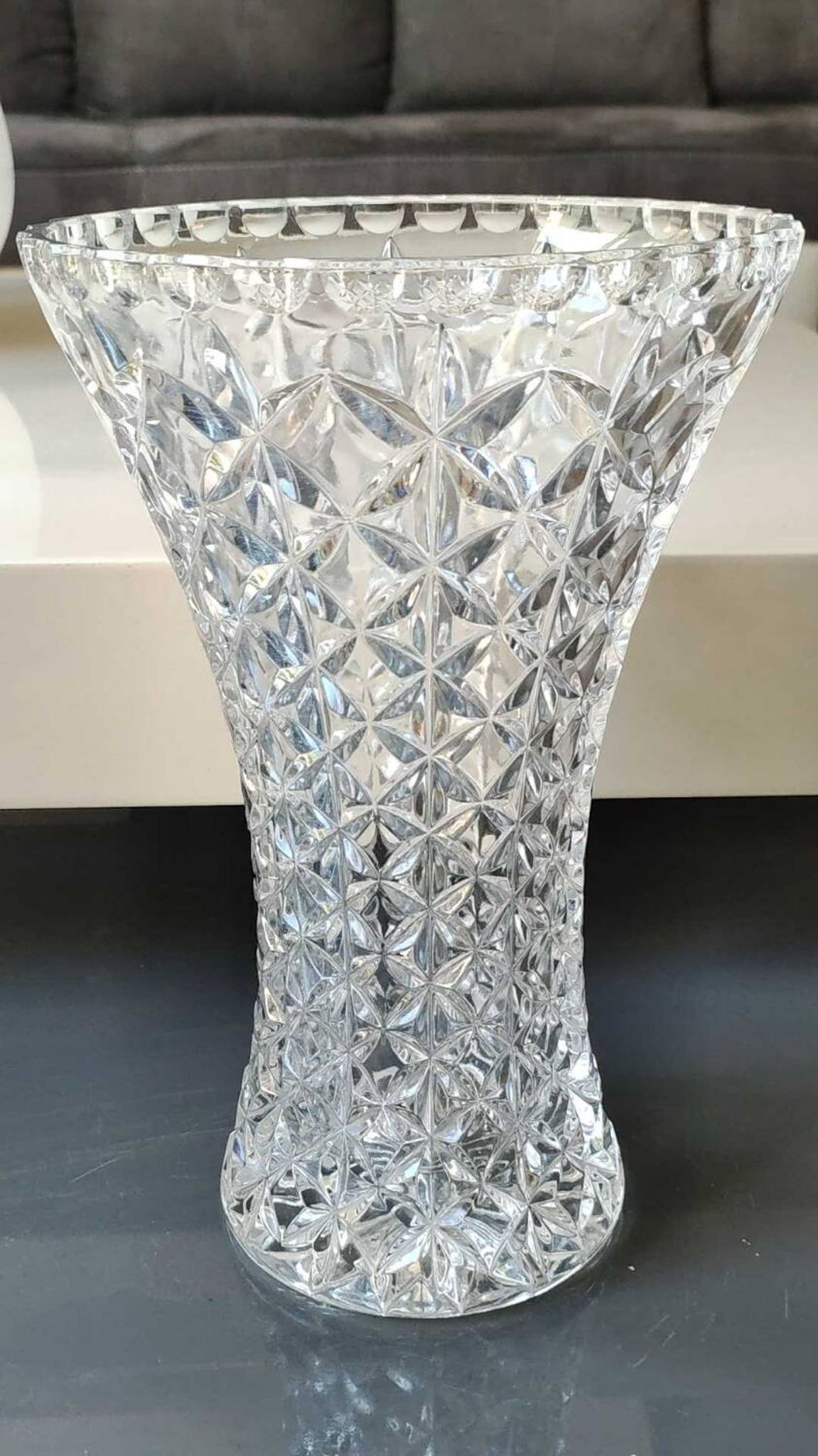 Grand Vase Tulipier en cristal de Bohème taillé. Motifs étoilés/losanges. Haut 26 cm
