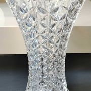 Grand Vase Tulipier en cristal de Bohème taillé. Motifs étoilés/losanges. Haut 26 cm