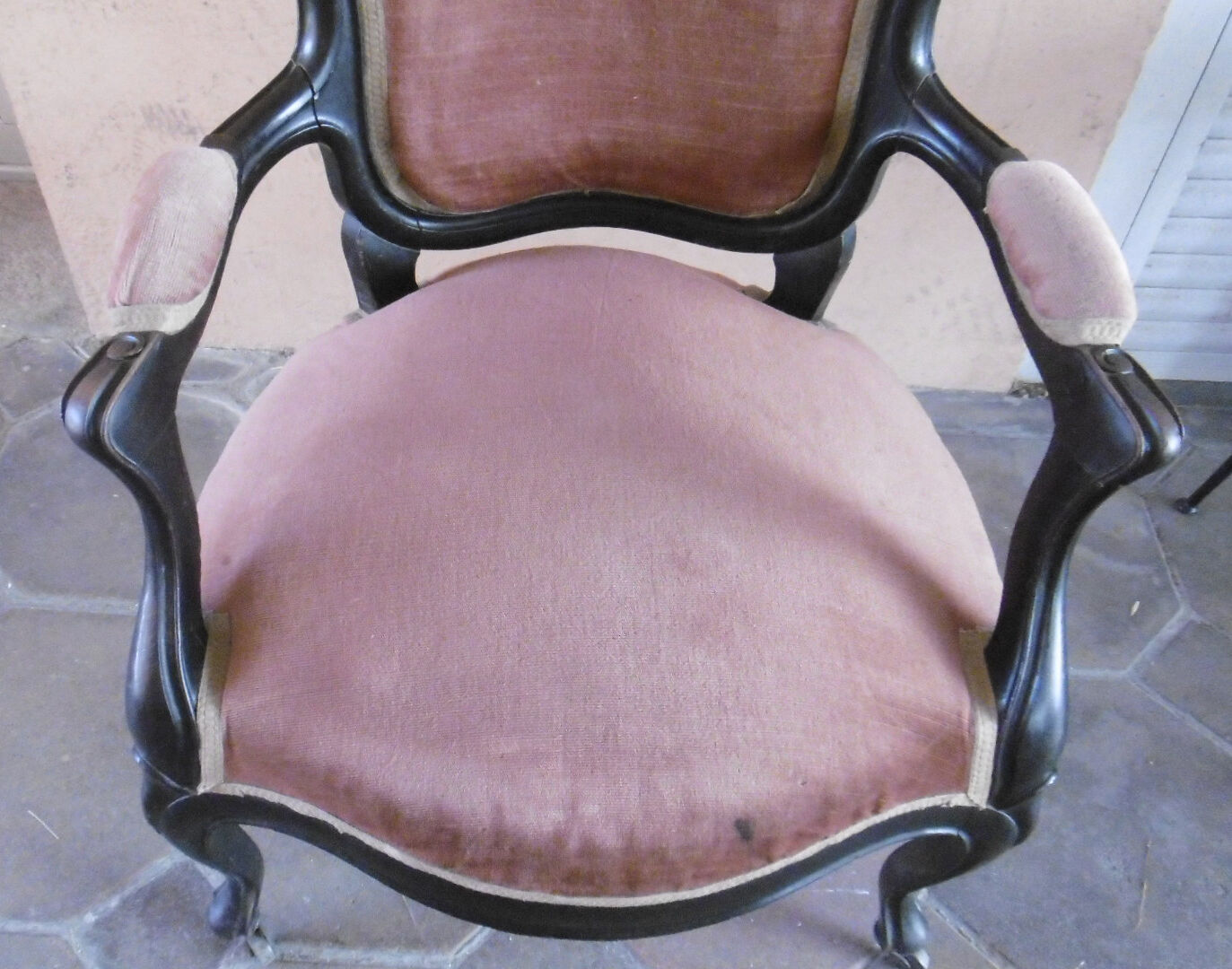 Fauteuil voltaire epoque Napoleon III en bois noirci tissu rouge saumon