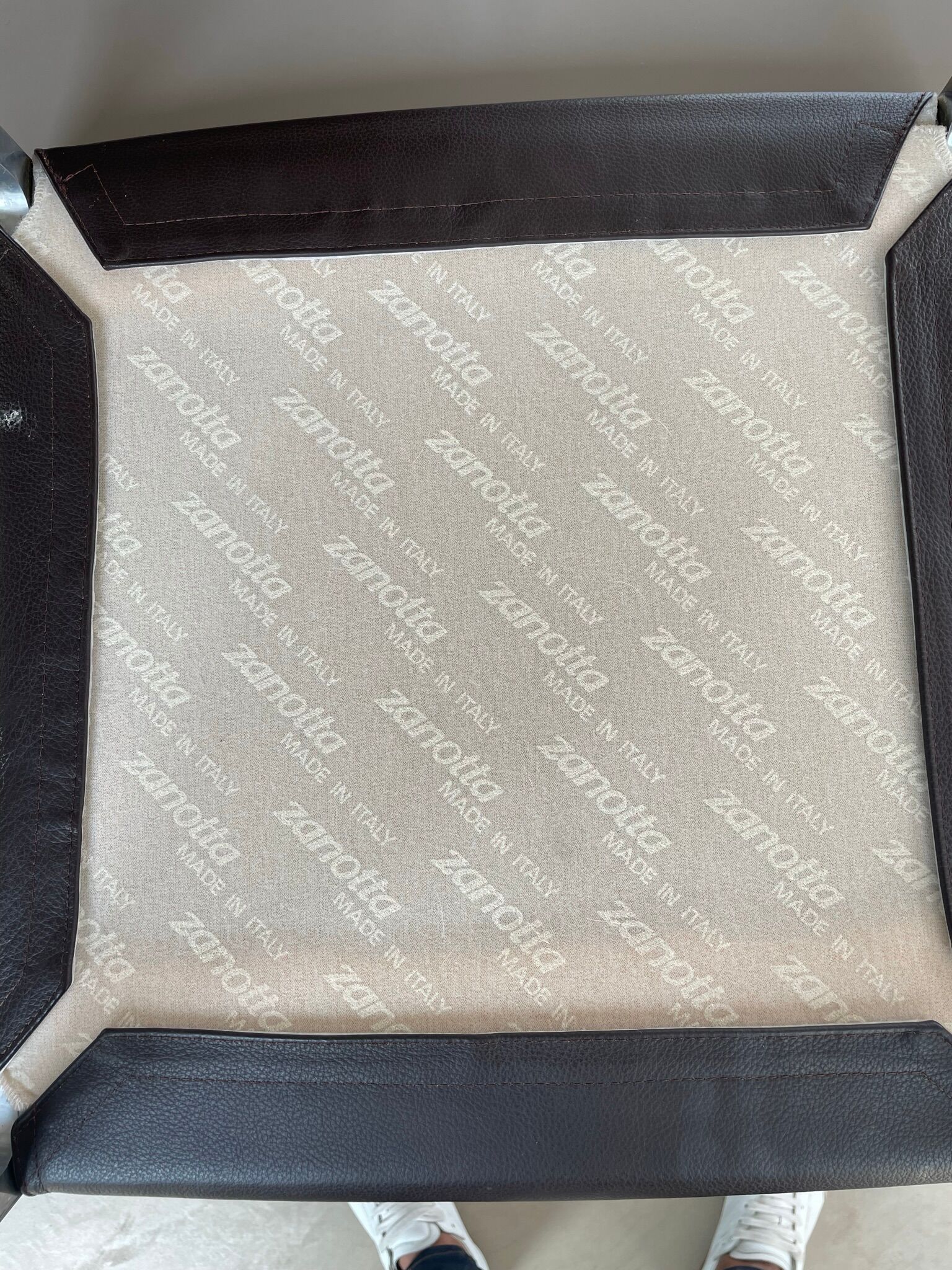 Brown leather chairs and Zanotta metal legs
