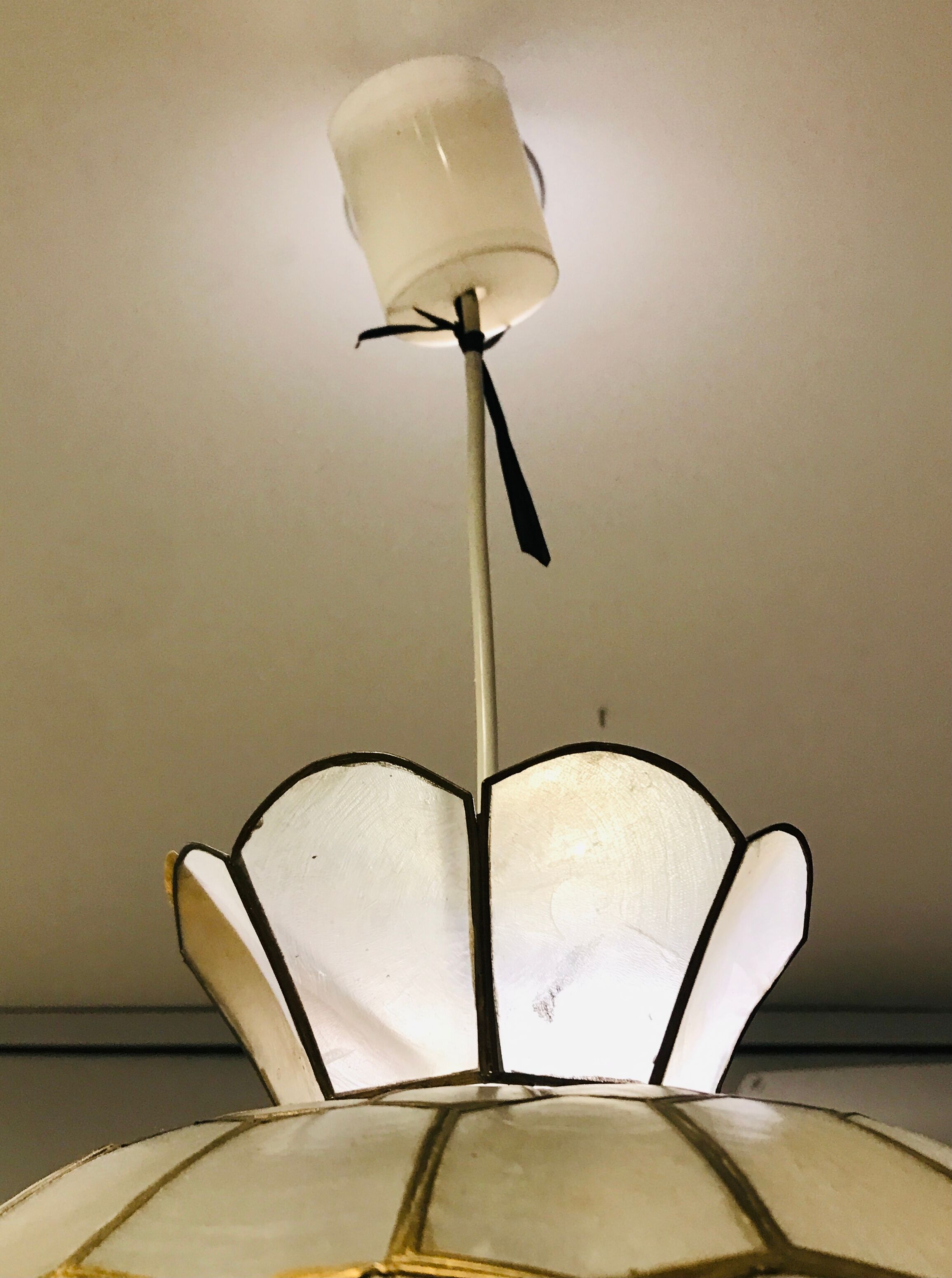 Suspension fleur nacre et laiton