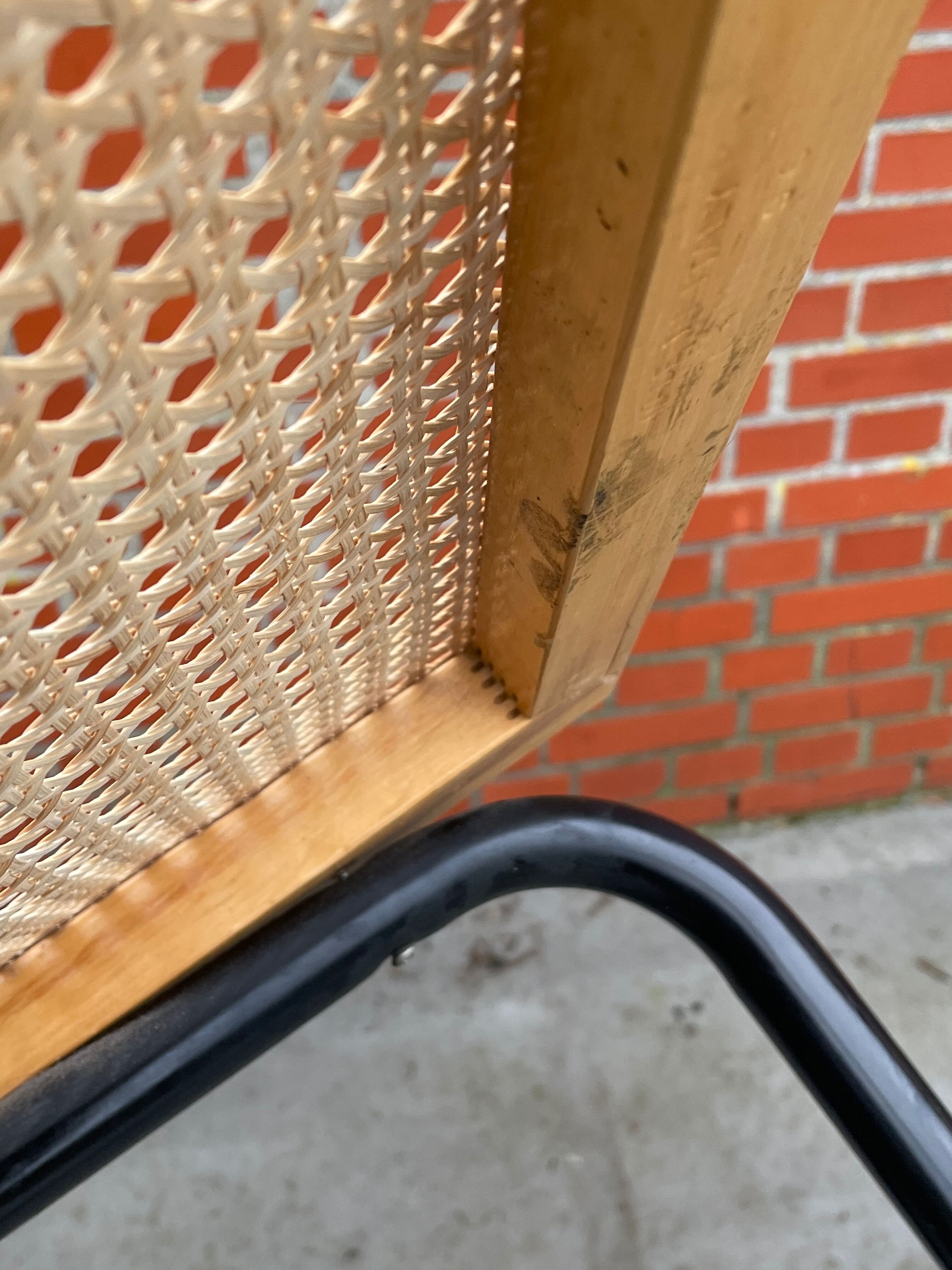 Chaise modèle Cesca conçue par Marcel Breuer avec accoudoirs à structure noire
