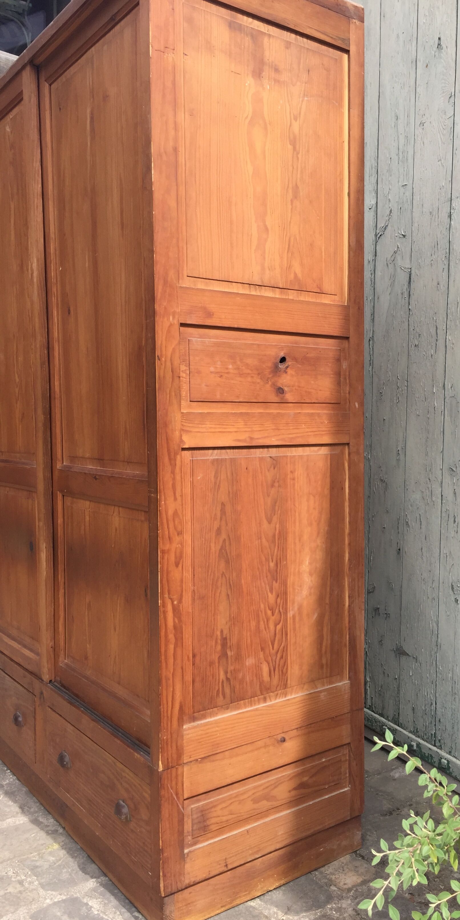 Sliding-door wardrobe in pitchpin