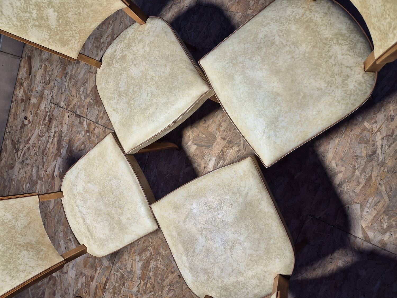 Lot de quatre chaises vintage