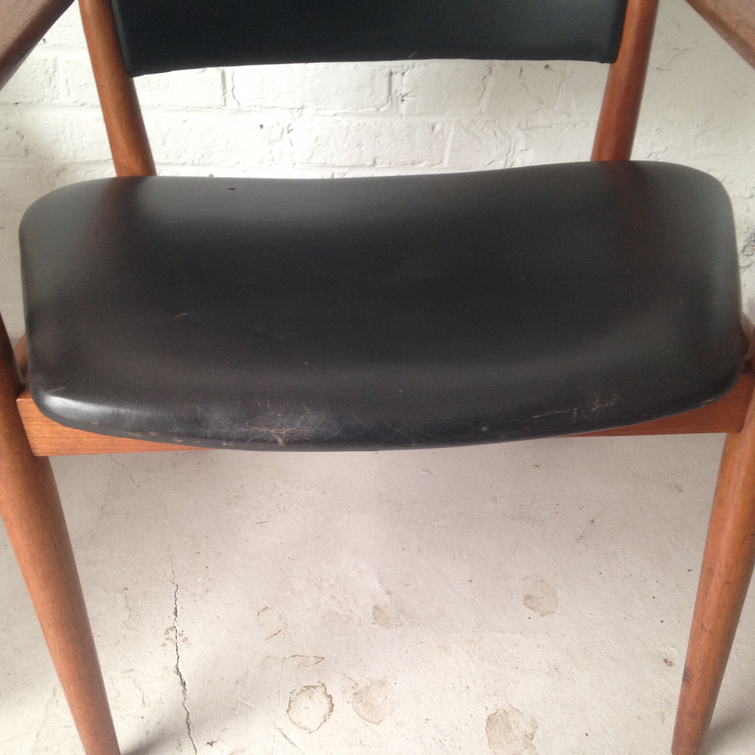 Pair of Chair Arne Vodder model 62 has.