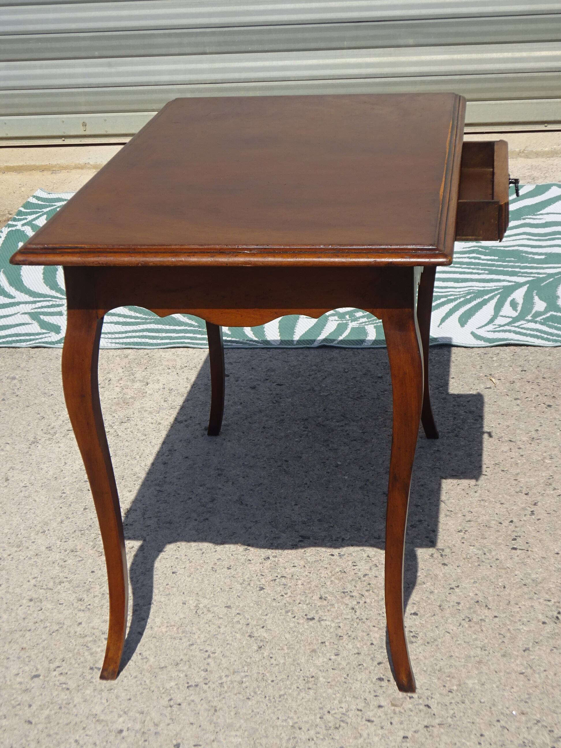Petit bureau en bois de style Louis XV