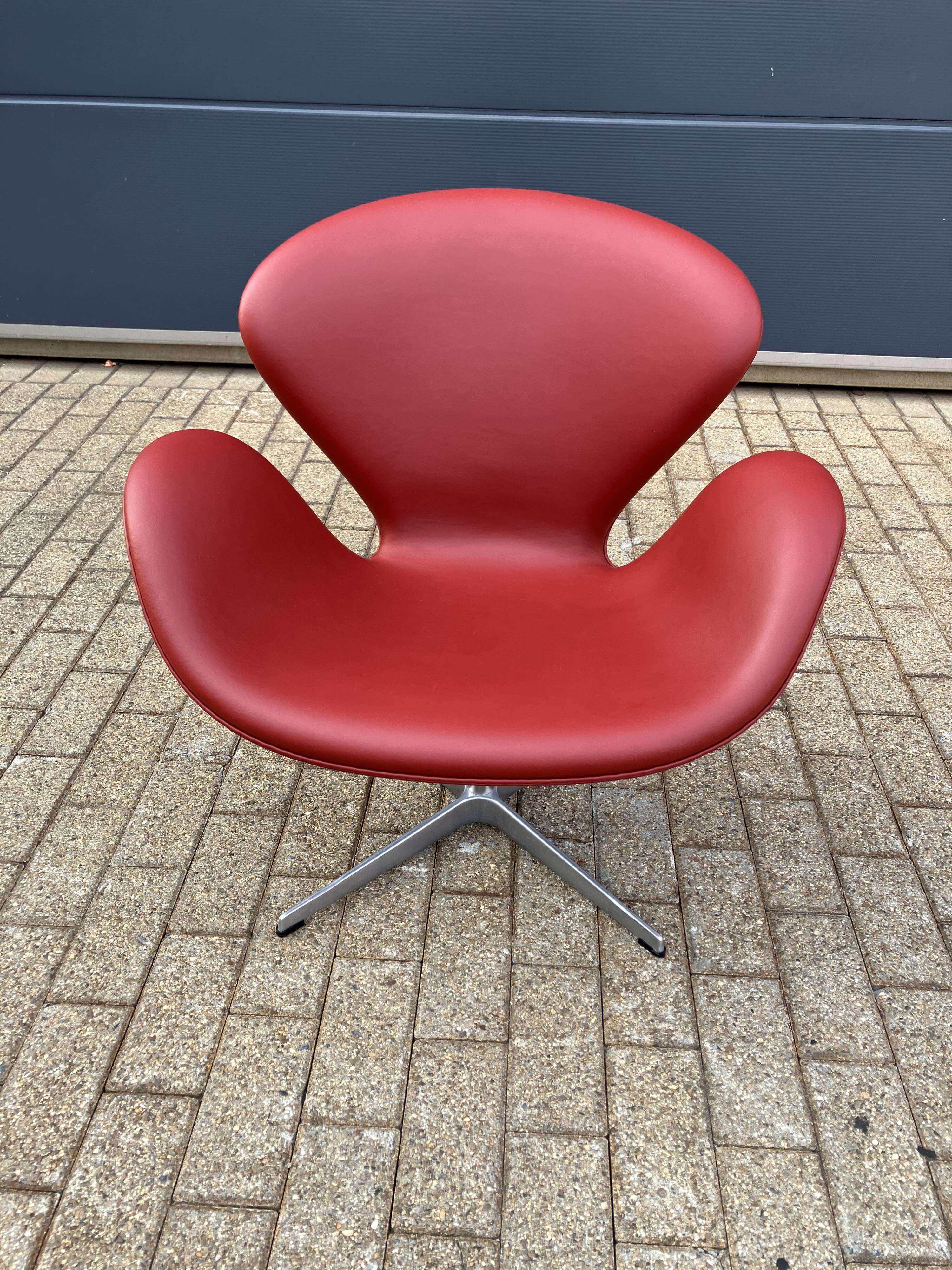 Fritz Hansen Swan chair in Indian Red leather, NEW!!!