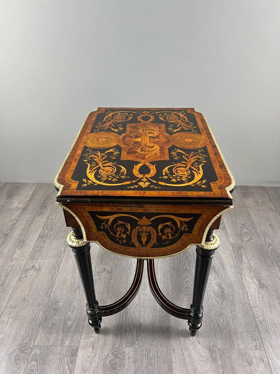 Writing table in Napoléon III style with marquetry and gilded bronzes, 19th century.