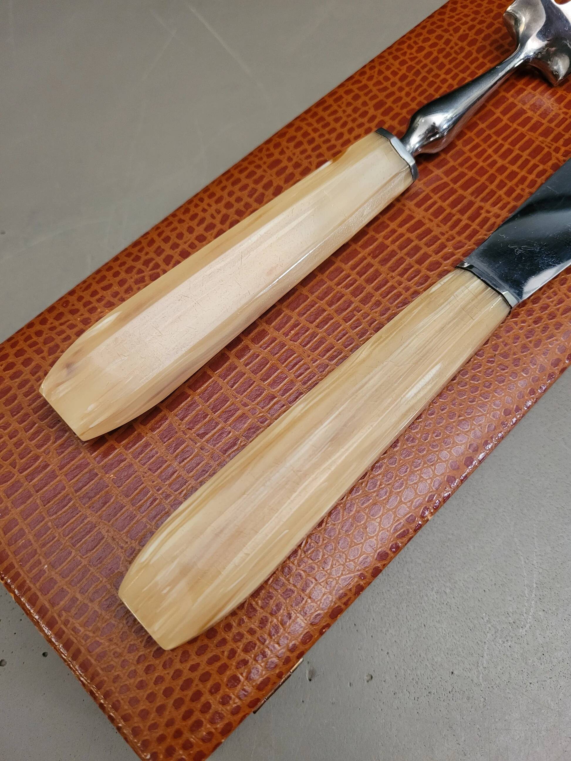 Cutlery made of horn and stainless steel