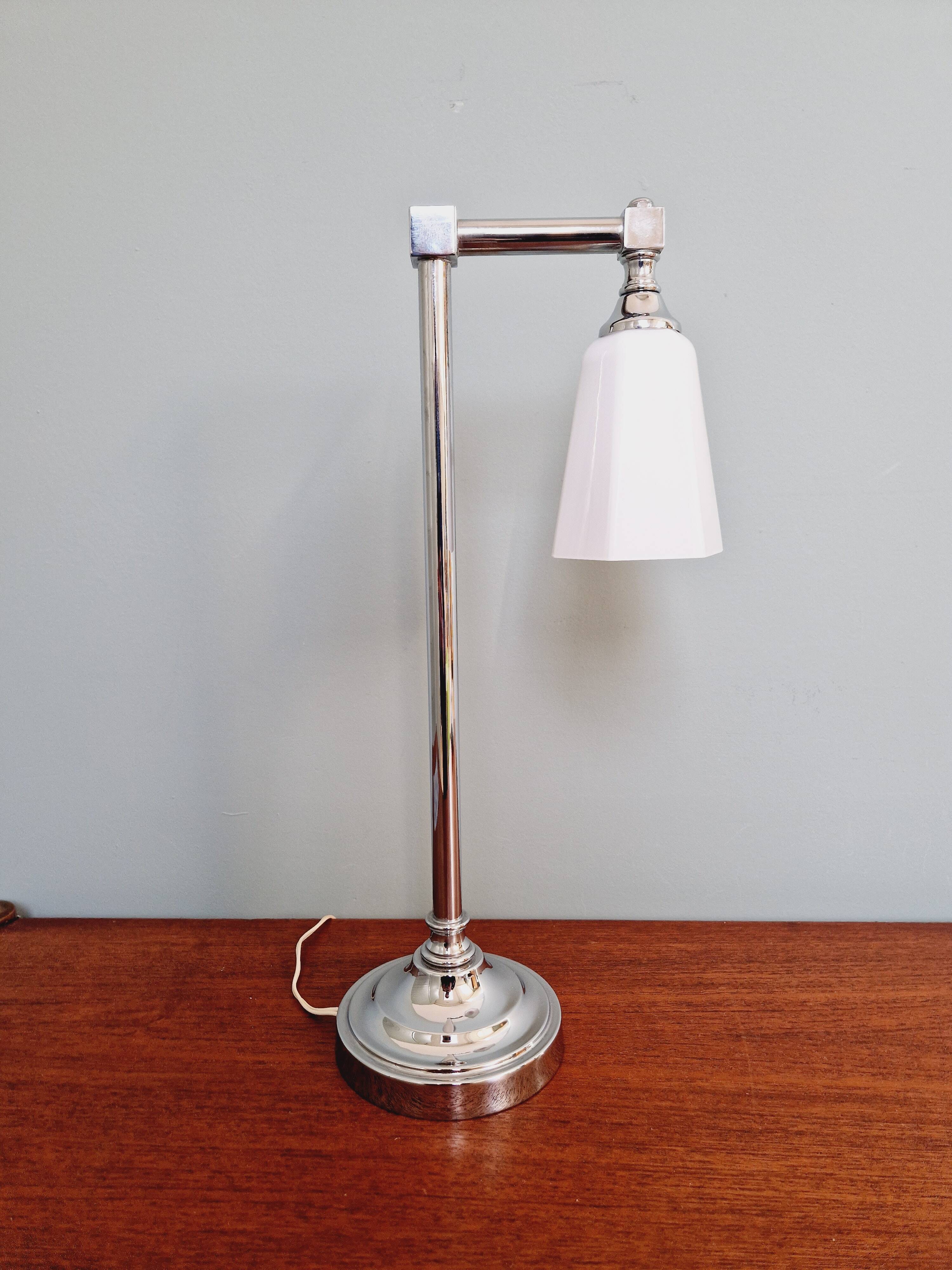 Desk lamp in chrome metal and white opaline