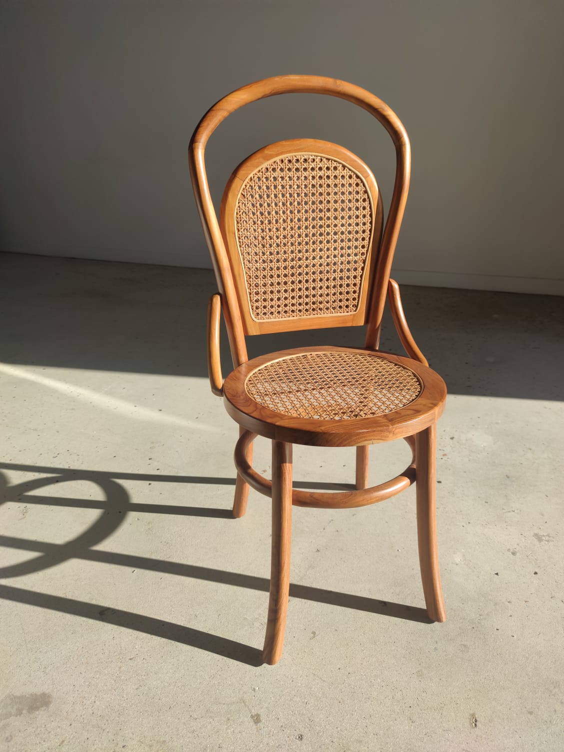 Chaise cannée en bois naturel