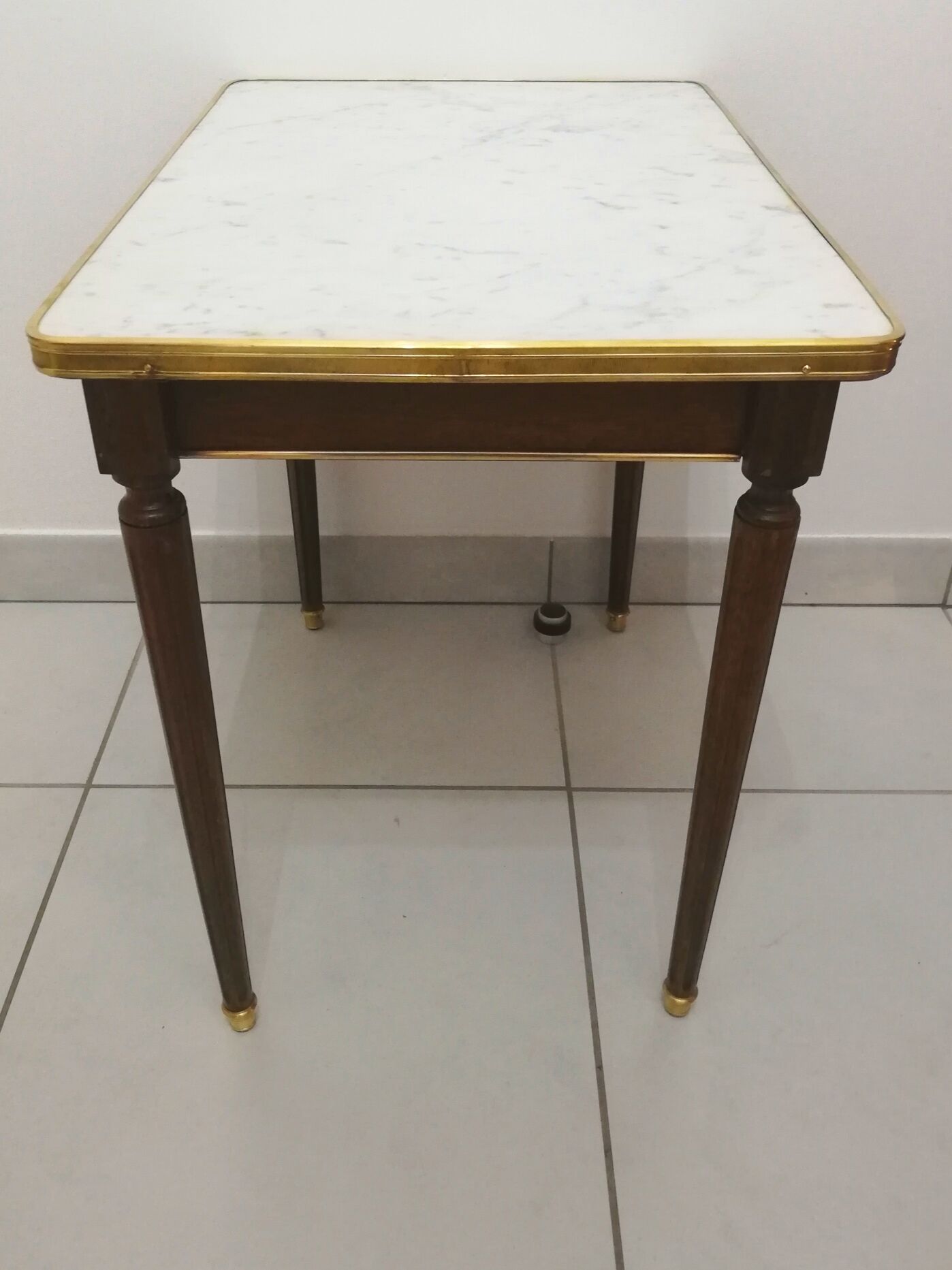 Pull-out tables on marble