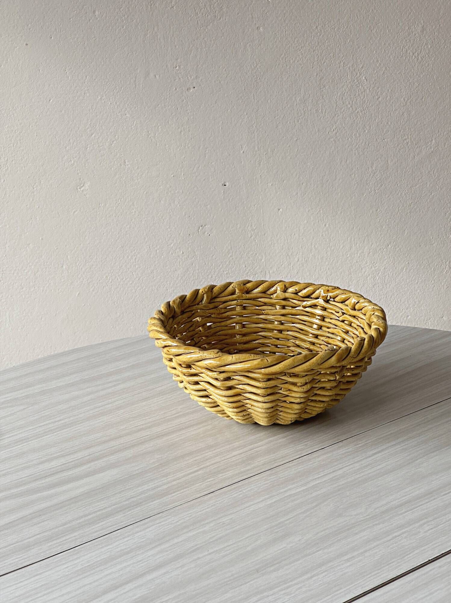 Yellow ceramic basket with wicker effect