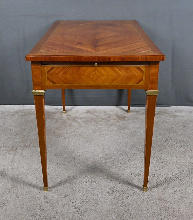 Small desk table in rosewood and rosewood marquetry, Louis XVI style – early 20th century.